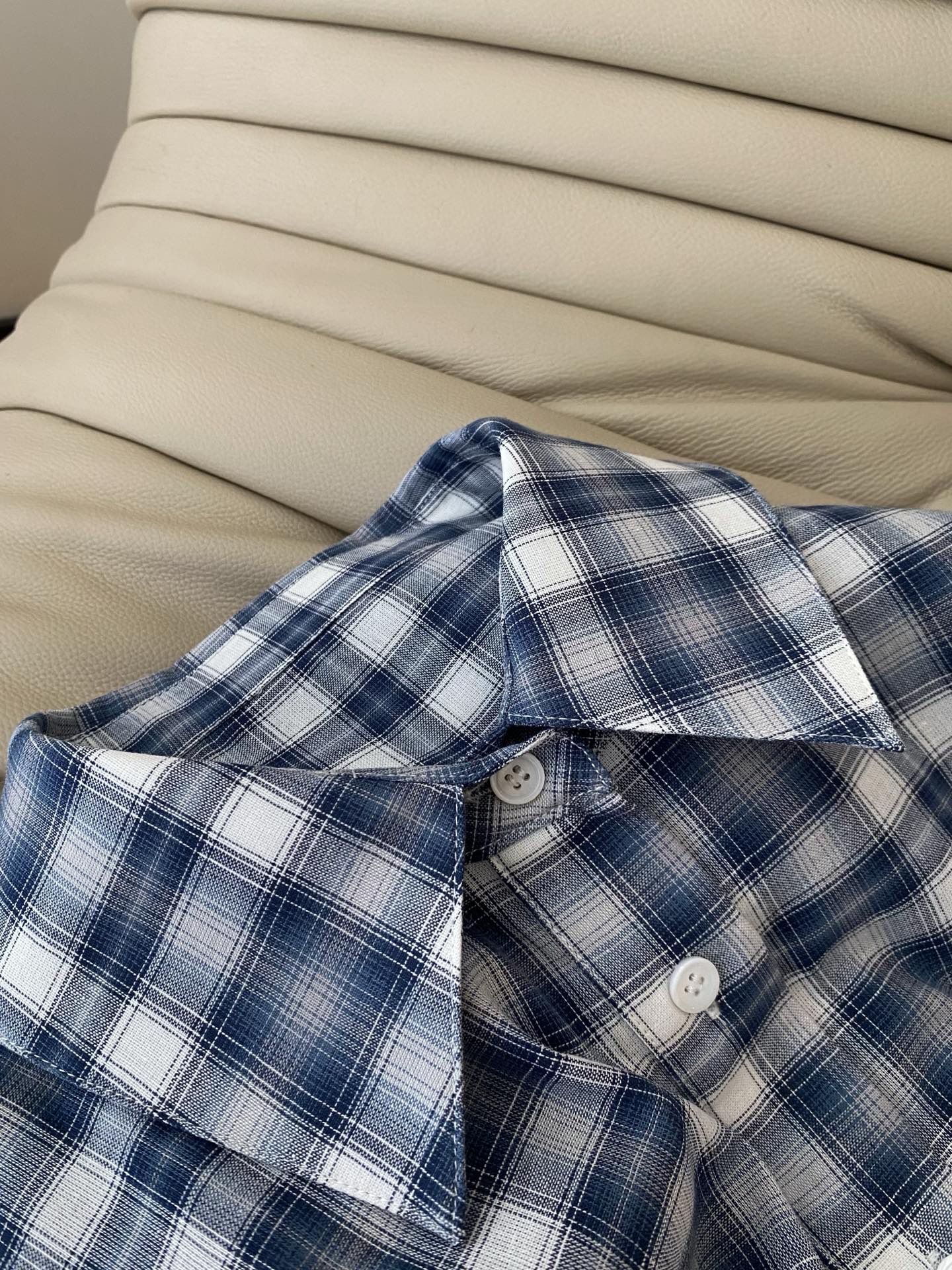 26SS 早春新款 清爽蓝格纹通勤衬衫清新蓝格打破沉闷，简约翻领适配多种通勤场景，常规门襟设计方便穿脱，