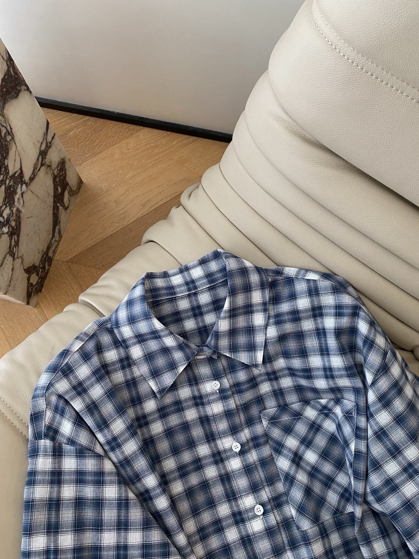 26SS 早春新款 清爽蓝格纹通勤衬衫清新蓝格打破沉闷，简约翻领适配多种通勤场景，常规门襟设计方便穿脱，
