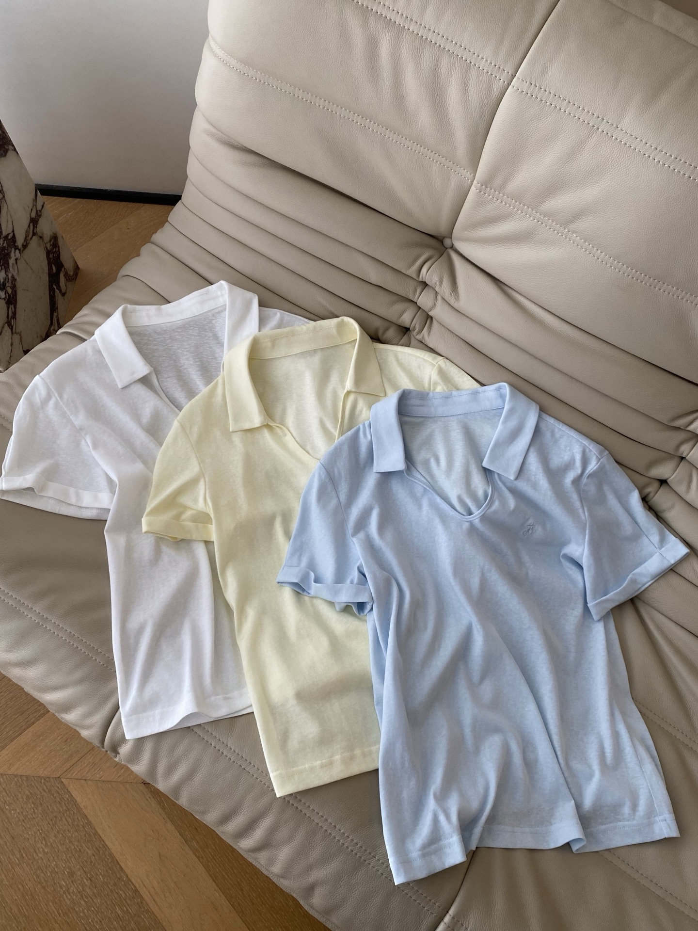 26SS 早春新款V领翻领Polo衫利落翻领剪裁勾勒利落肩线，深V领设计暗藏小心机，简约纯色还原松弛高级