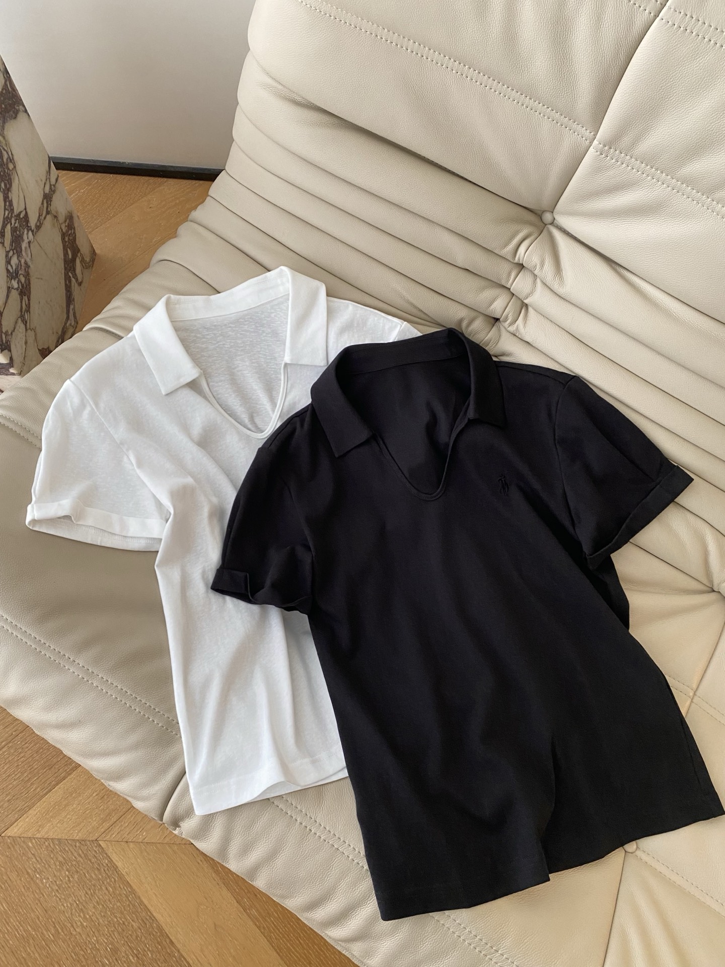 26SS 早春新款V领翻领Polo衫利落翻领剪裁勾勒利落肩线，深V领设计暗藏小心机，简约纯色还原松弛高级