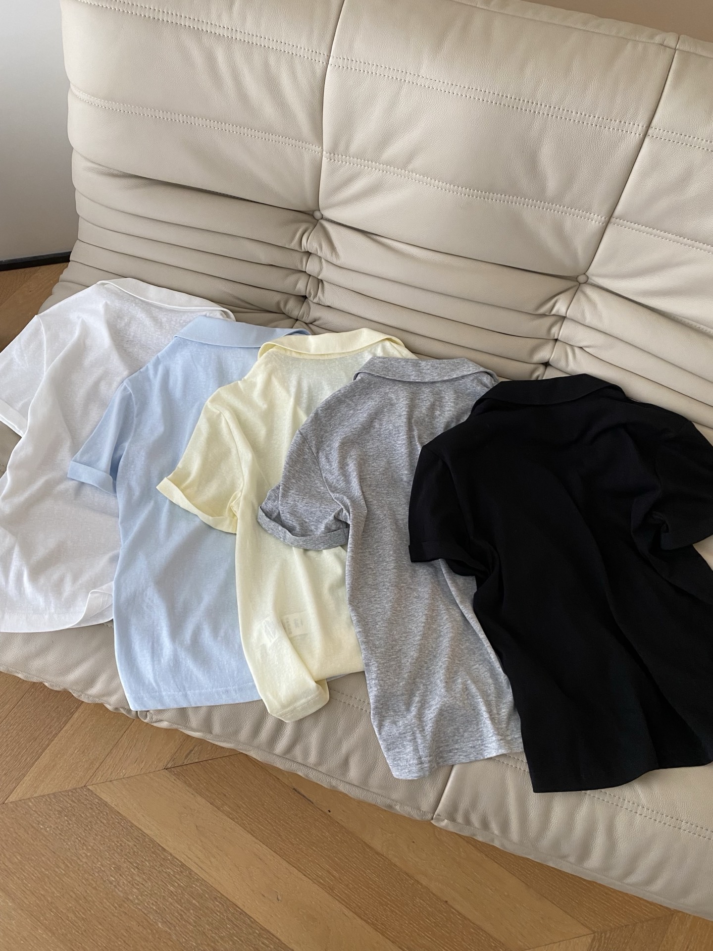 26SS 早春新款V领翻领Polo衫利落翻领剪裁勾勒利落肩线，深V领设计暗藏小心机，简约纯色还原松弛高级
