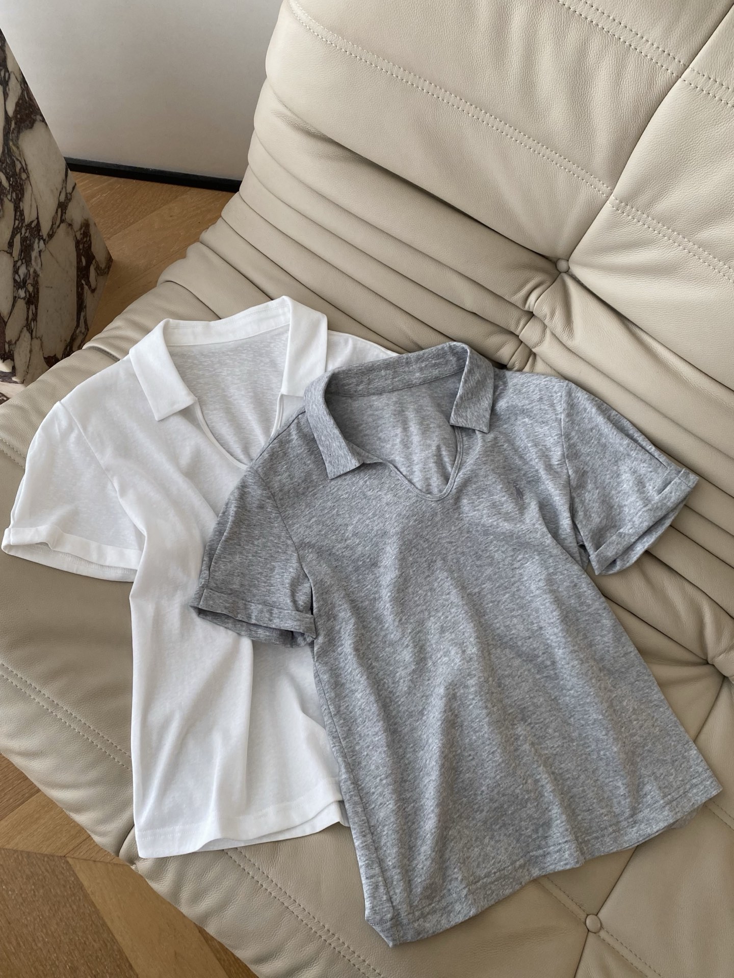 26SS 早春新款V领翻领Polo衫利落翻领剪裁勾勒利落肩线，深V领设计暗藏小心机，简约纯色还原松弛高级