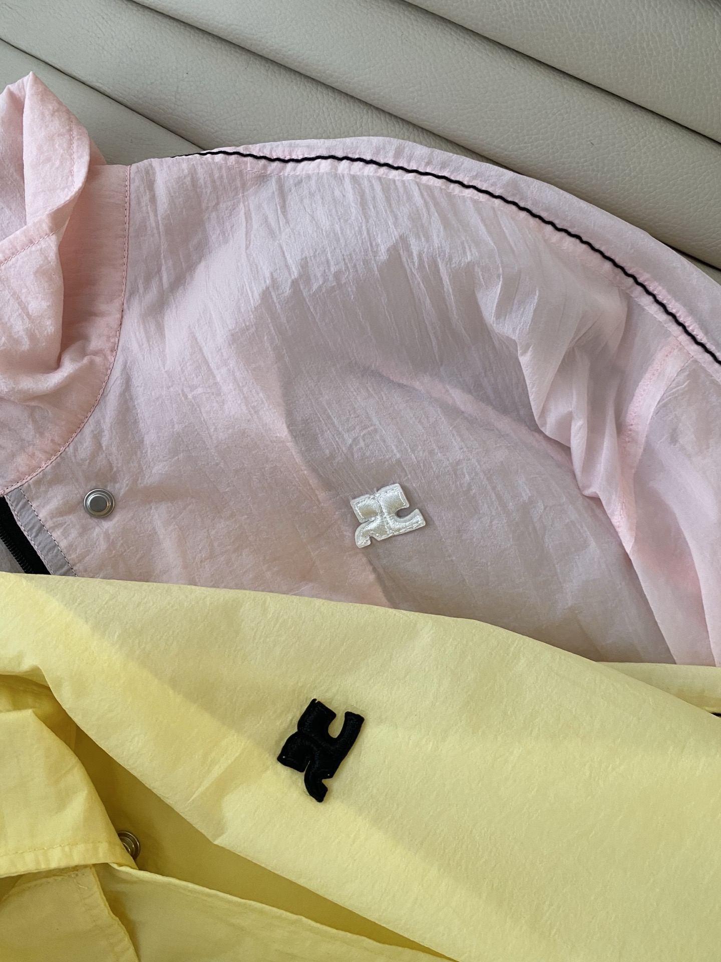 26SS 早春新款立领防晒外套利落立领剪裁勾勒利落肩线，半开襟设计暗藏小心机，简约浅粉还原松弛高级氛围。