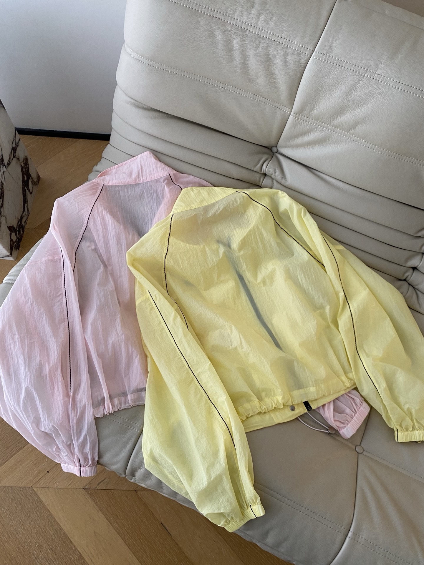26SS 早春新款立领防晒外套利落立领剪裁勾勒利落肩线，半开襟设计暗藏小心机，简约浅粉还原松弛高级氛围。
