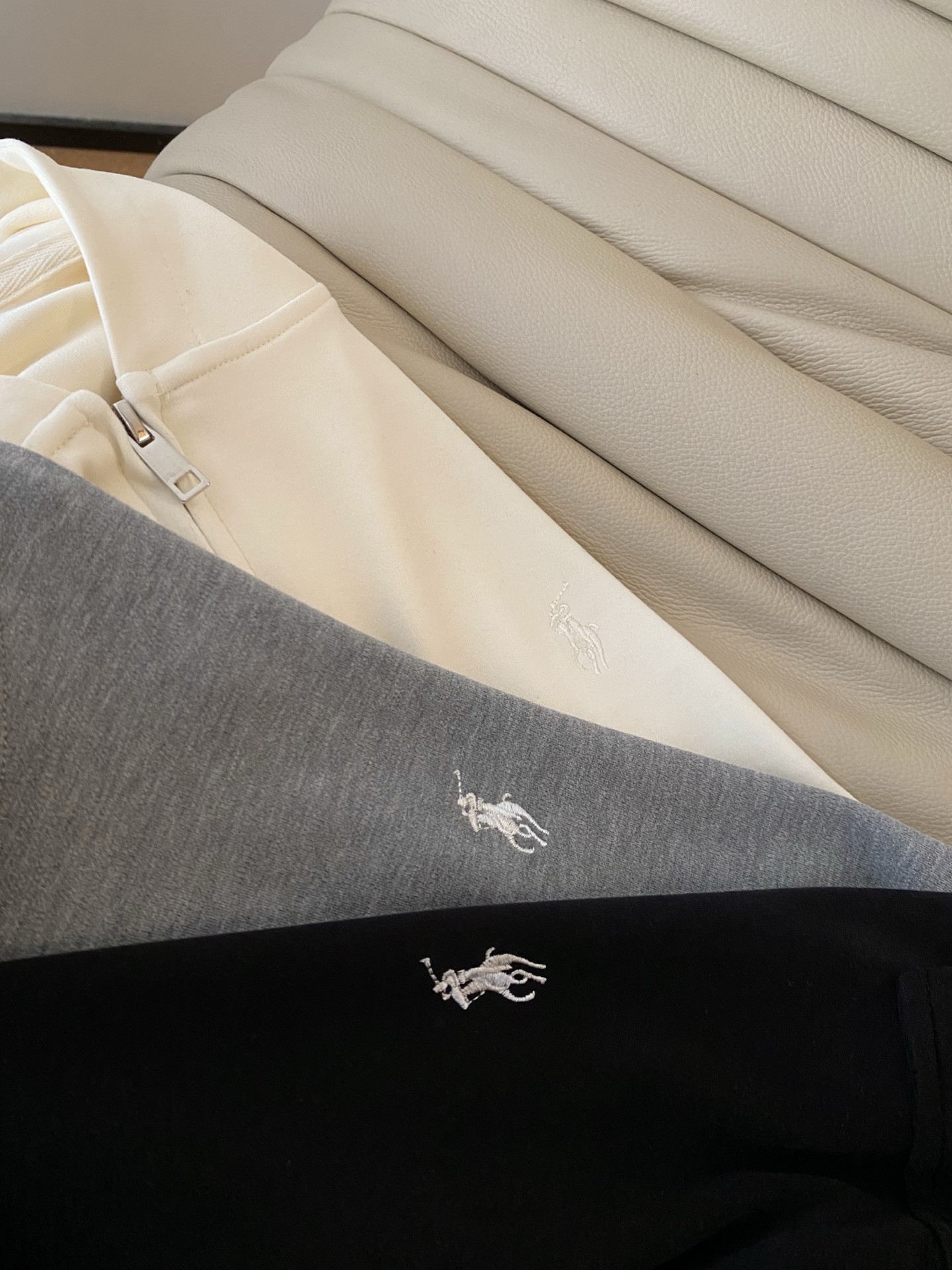 26SS 早春新款连帽短袖休闲套装利落短款连帽上衣勾勒利落肩线，高腰抽绳阔腿裤设计暗藏随性小心机，全身顺