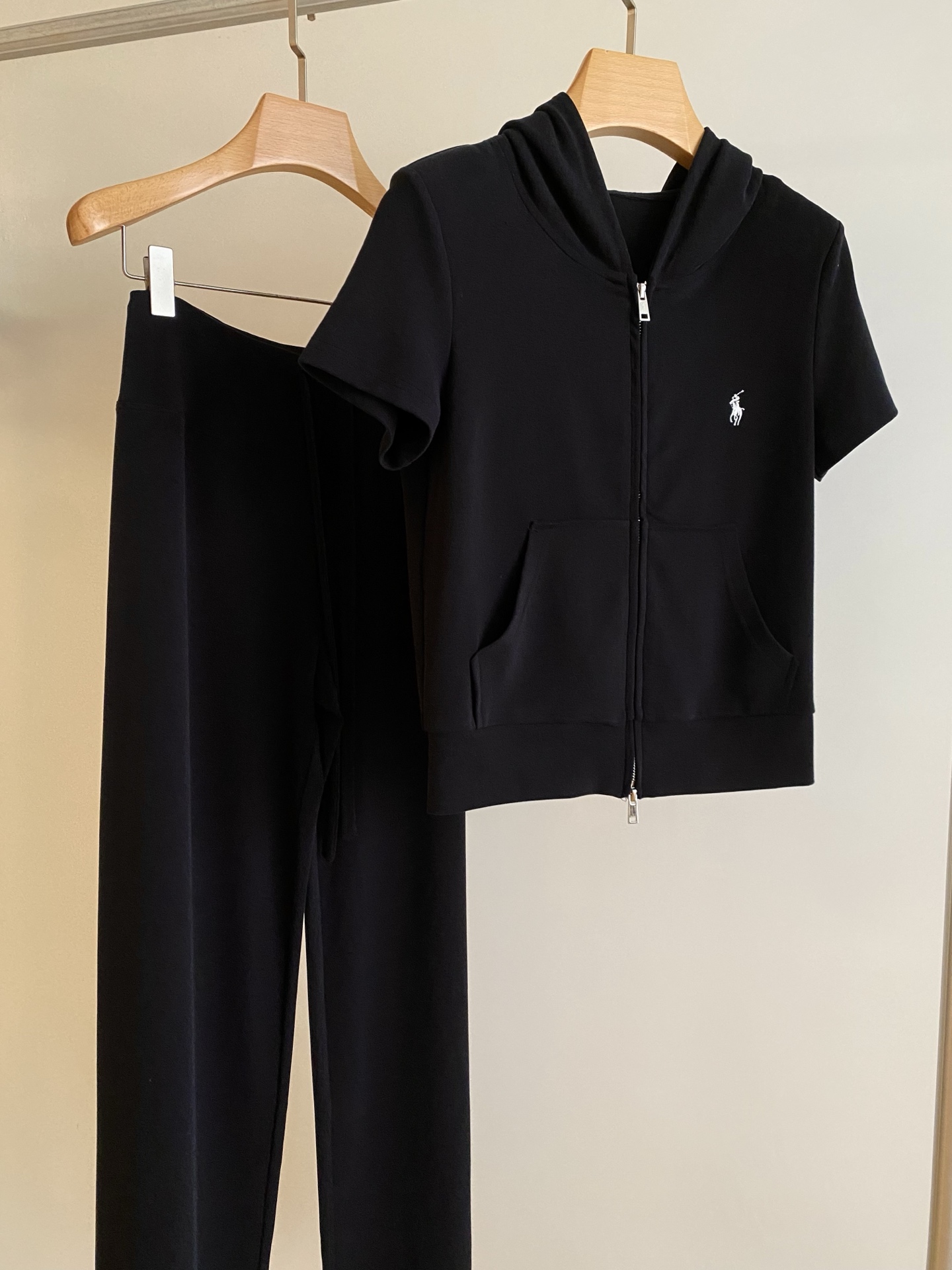 26SS 早春新款连帽短袖休闲套装利落短款连帽上衣勾勒利落肩线，高腰抽绳阔腿裤设计暗藏随性小心机，全身顺