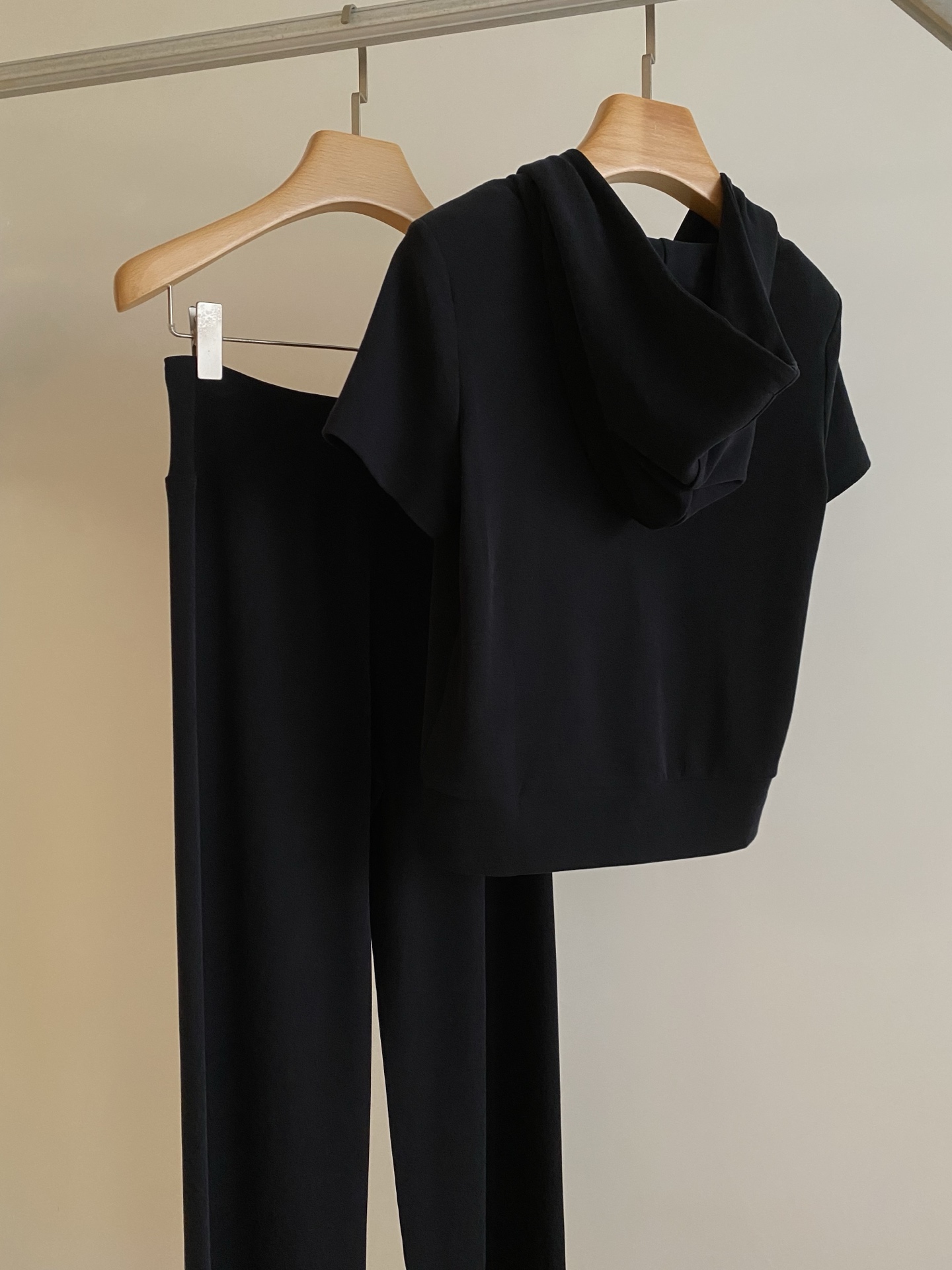 26SS 早春新款连帽短袖休闲套装利落短款连帽上衣勾勒利落肩线，高腰抽绳阔腿裤设计暗藏随性小心机，全身顺