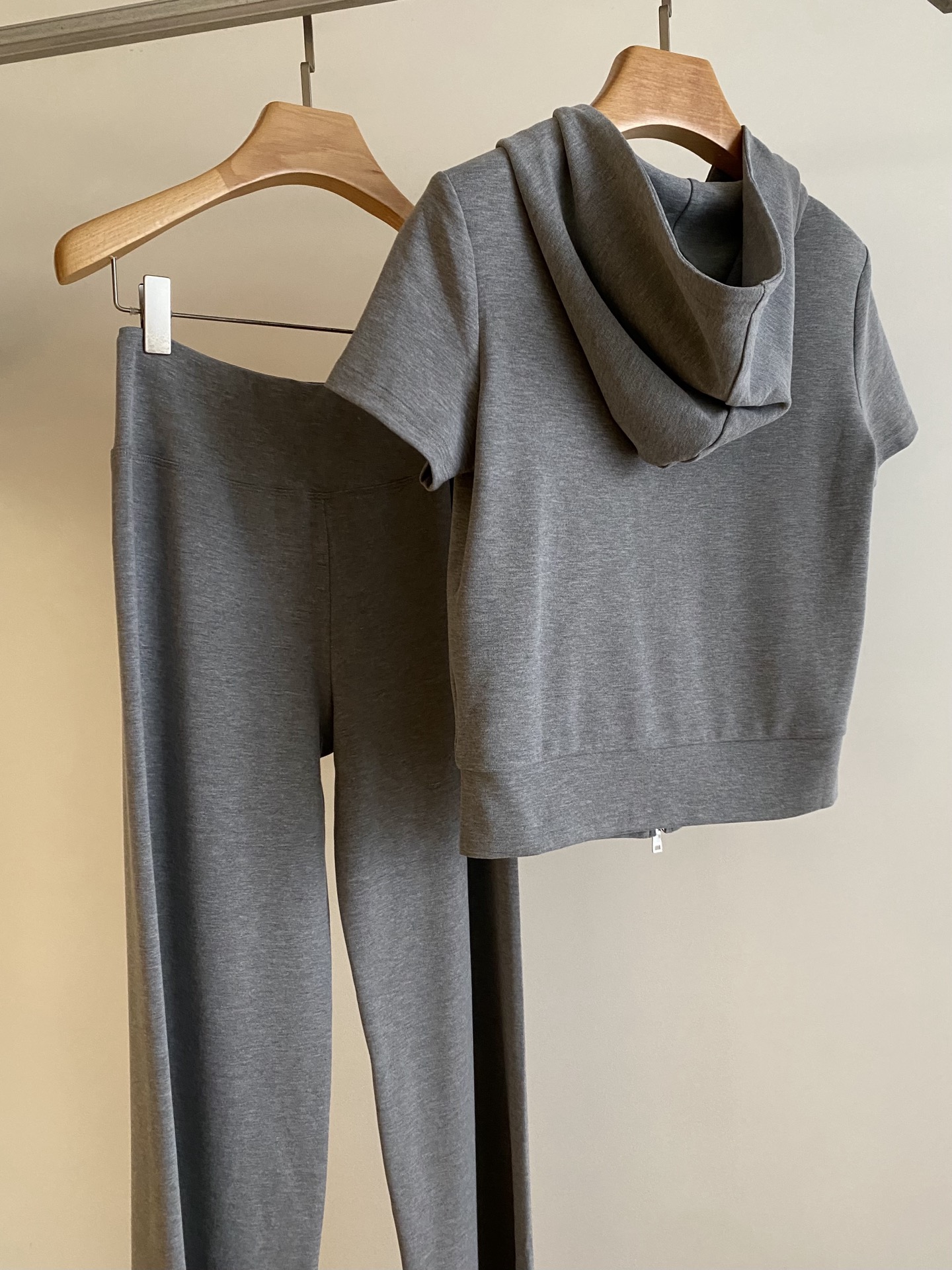 26SS 早春新款连帽短袖休闲套装利落短款连帽上衣勾勒利落肩线，高腰抽绳阔腿裤设计暗藏随性小心机，全身顺