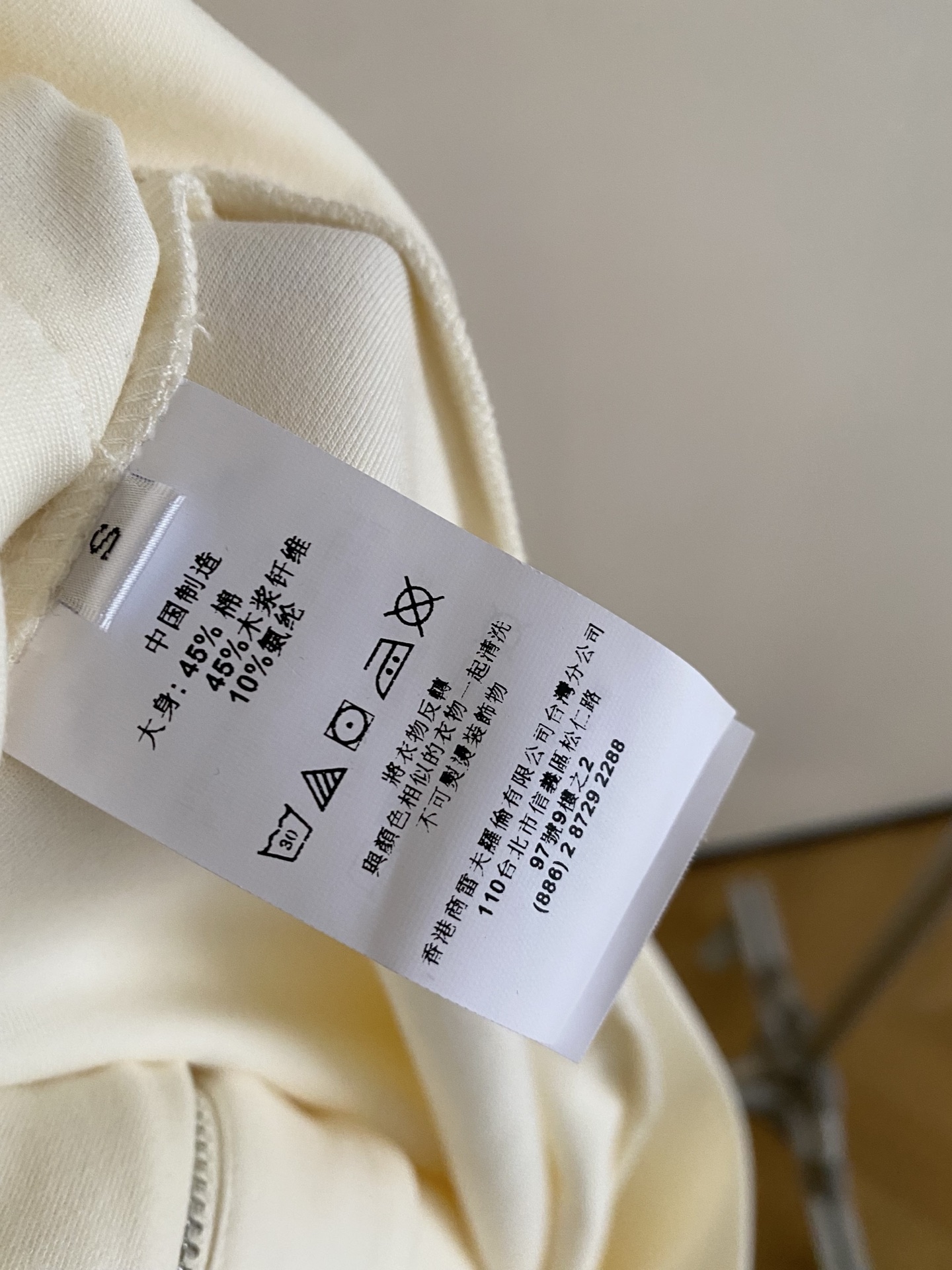 26SS 早春新款连帽短袖休闲套装利落短款连帽上衣勾勒利落肩线，高腰抽绳阔腿裤设计暗藏随性小心机，全身顺