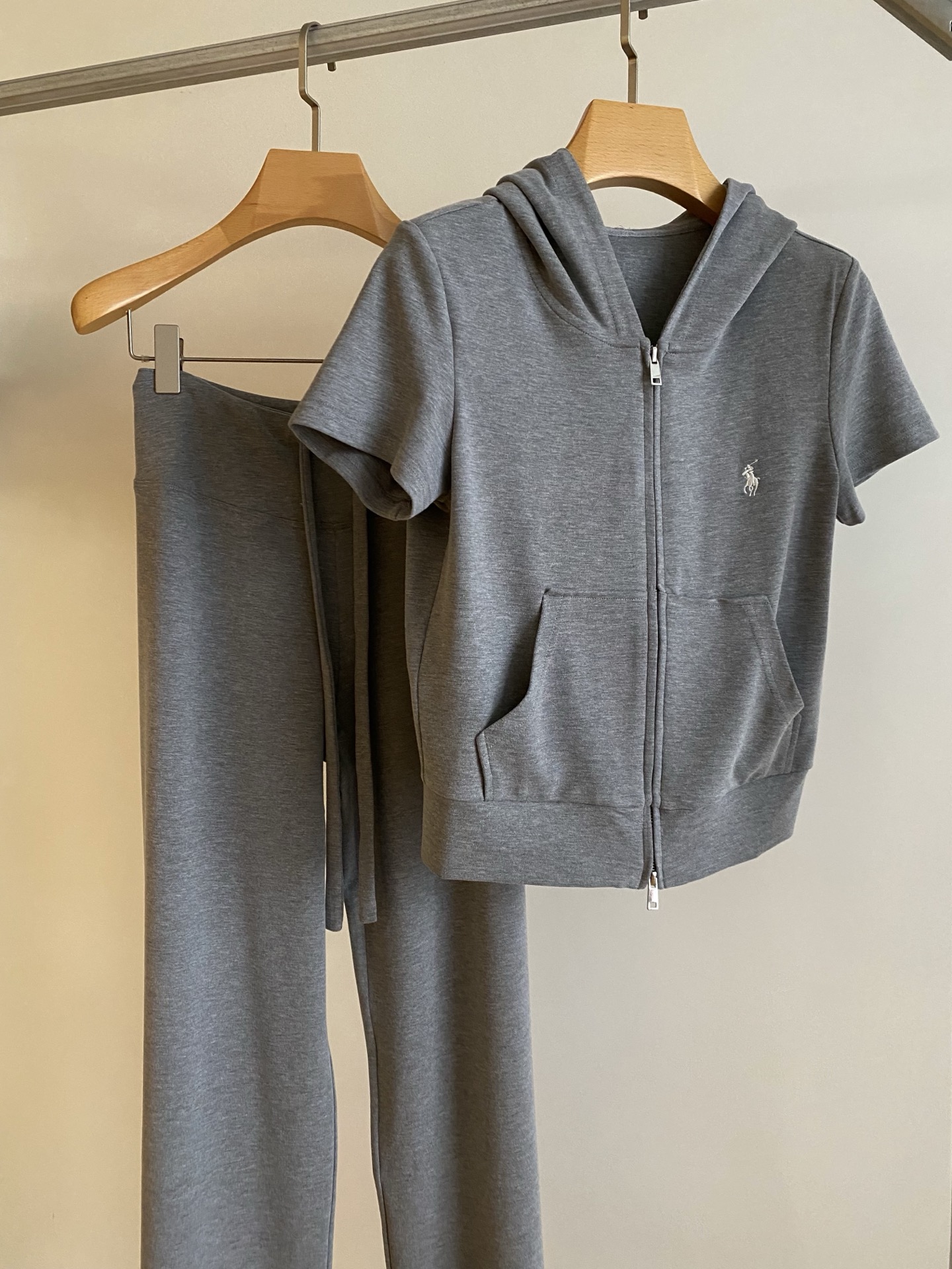 26SS 早春新款连帽短袖休闲套装利落短款连帽上衣勾勒利落肩线，高腰抽绳阔腿裤设计暗藏随性小心机，全身顺