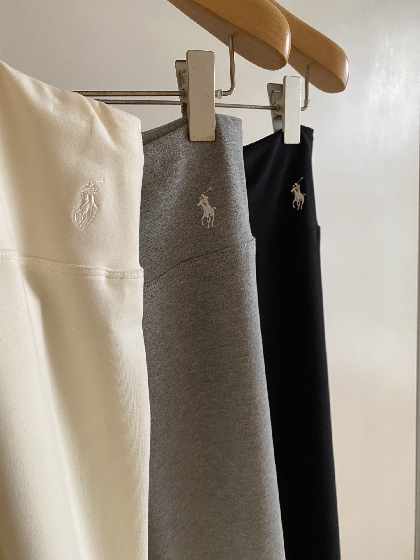 26SS 早春新款连帽短袖休闲套装利落短款连帽上衣勾勒利落肩线，高腰抽绳阔腿裤设计暗藏随性小心机，全身顺