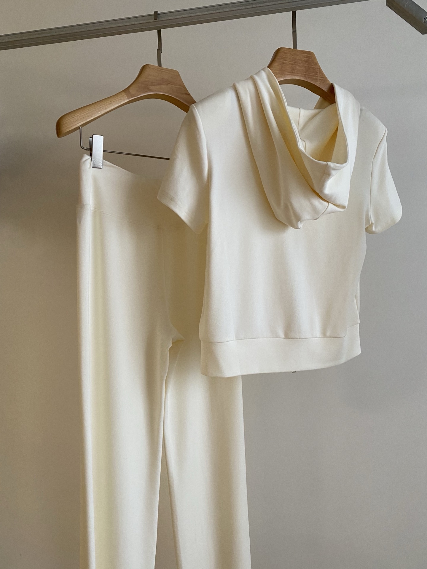 26SS 早春新款连帽短袖休闲套装利落短款连帽上衣勾勒利落肩线，高腰抽绳阔腿裤设计暗藏随性小心机，全身顺