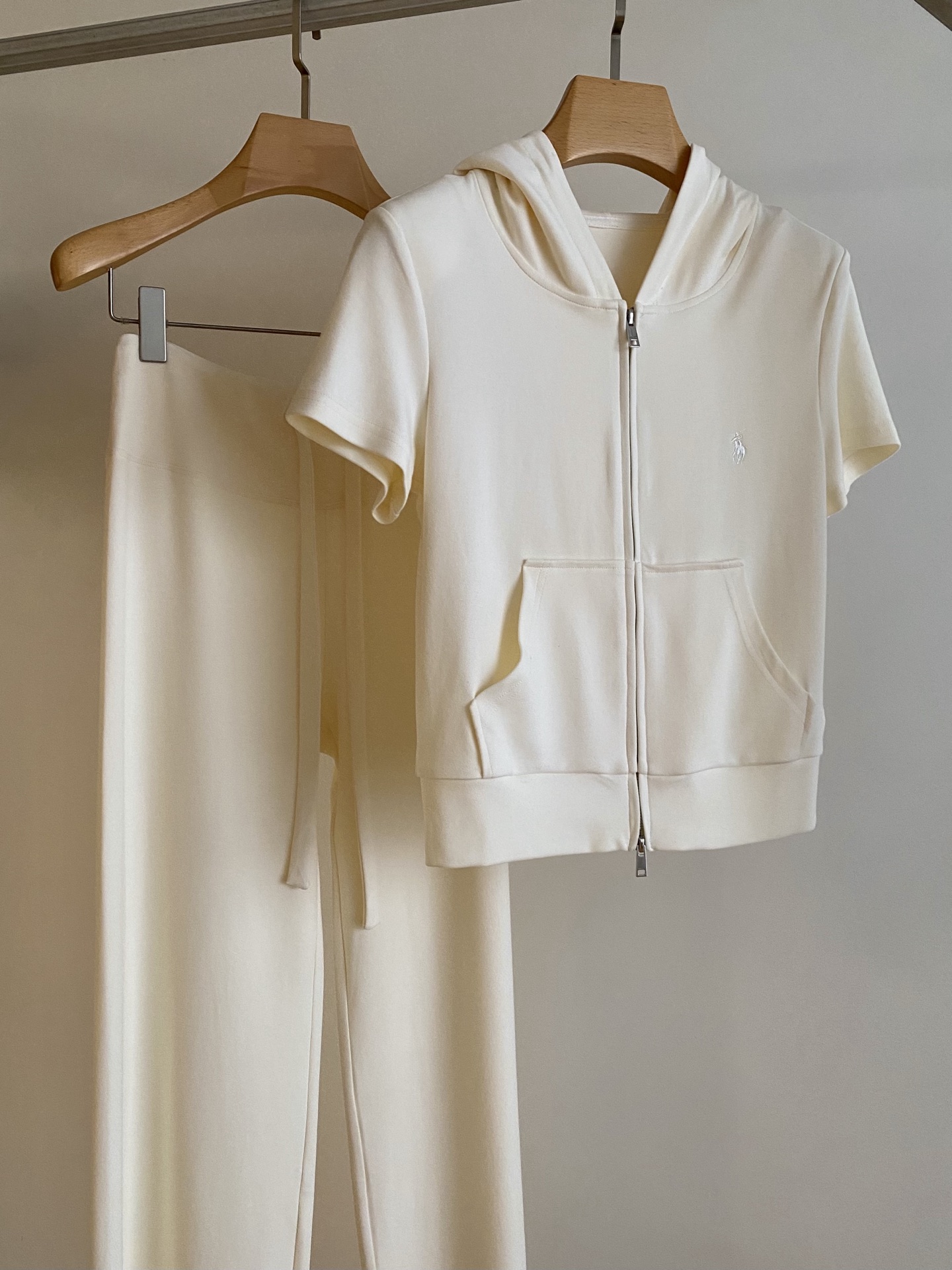 26SS 早春新款连帽短袖休闲套装利落短款连帽上衣勾勒利落肩线，高腰抽绳阔腿裤设计暗藏随性小心机，全身顺