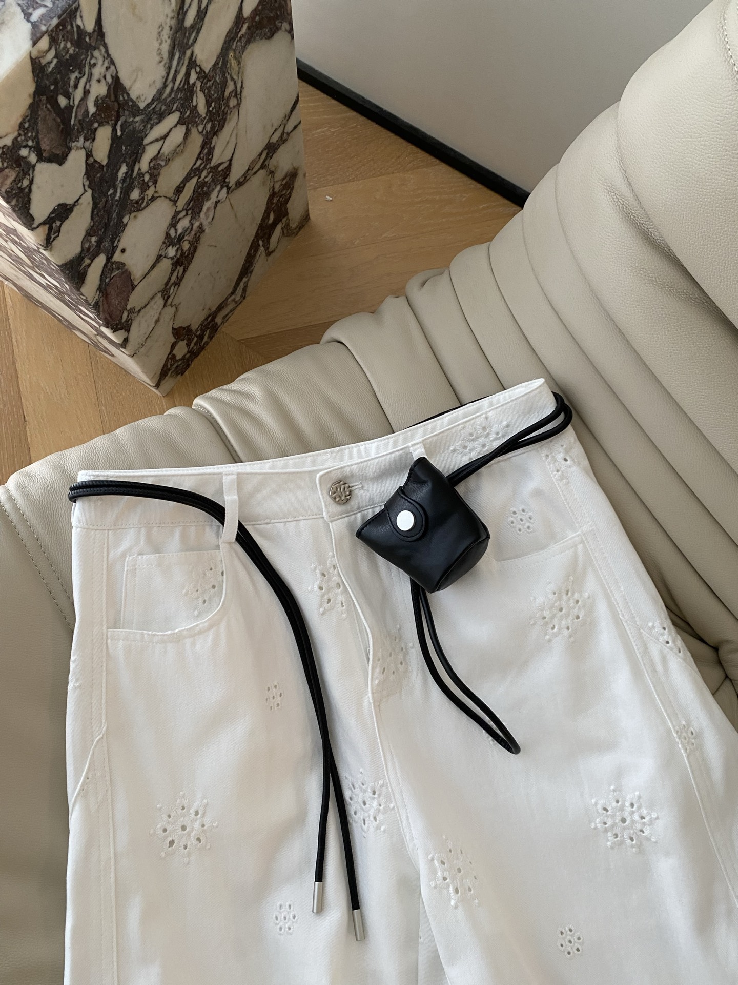 26SS 春夏新款镂空绣花阔腿休闲裤高腰抽绳设计搭配立体绣花，宽松阔腿版型暗藏显瘦小心机，奶白纯色还原松