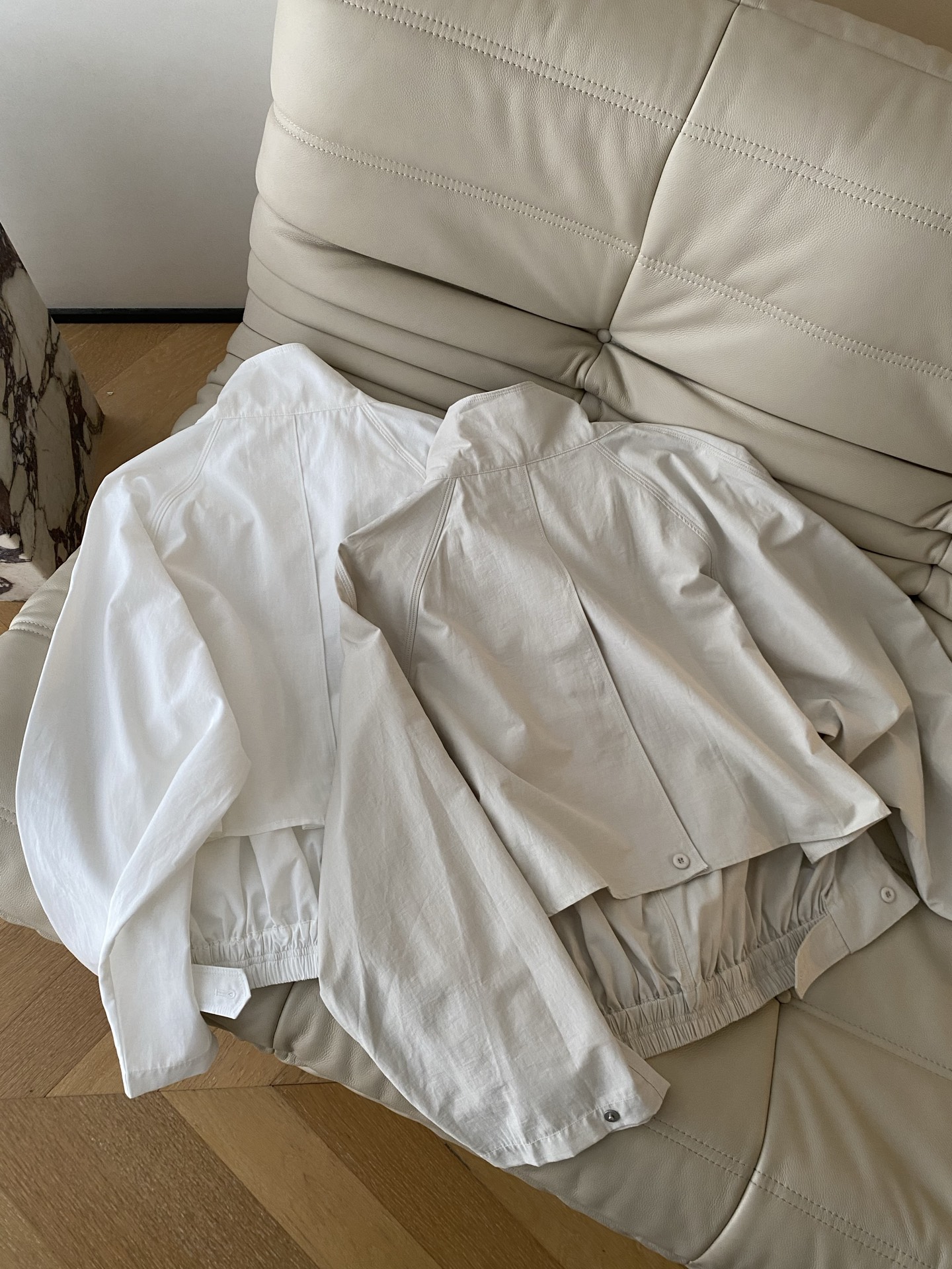 26SS 早春新款立领短款休闲夹克正面利落立领剪裁搭配半开拉链，简约版型暗藏随性小心机背面以纽扣点缀松紧