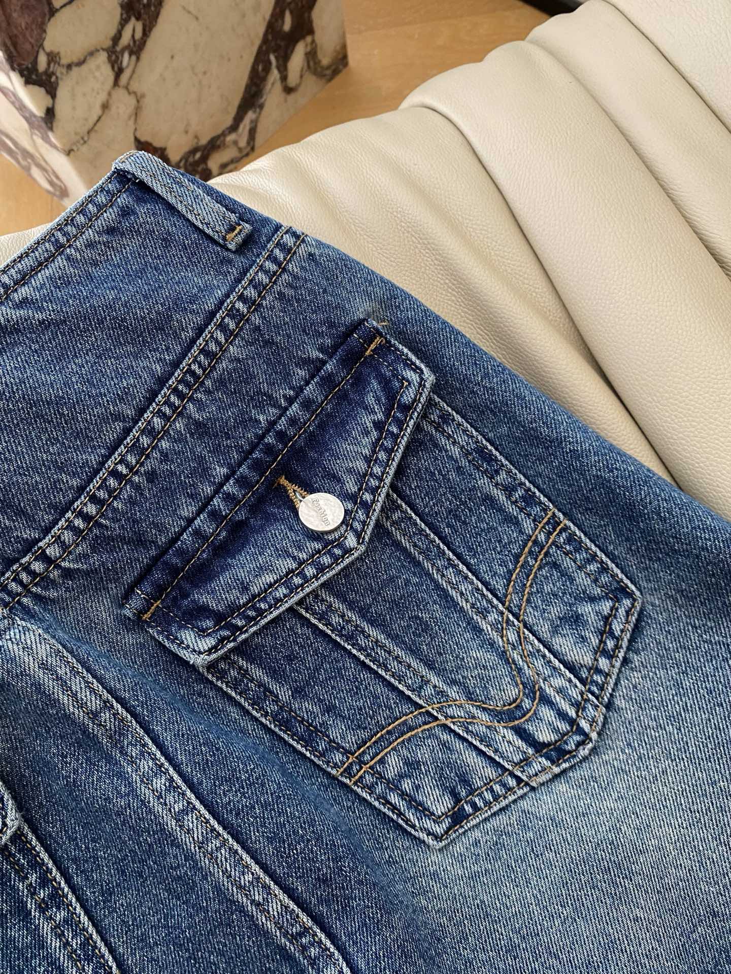 26SS 早春新款高腰牛仔短裙，利落A字剪裁勾勒纤细腰线，做旧水洗设计暗藏复古小心机，经典牛仔蓝还原松弛