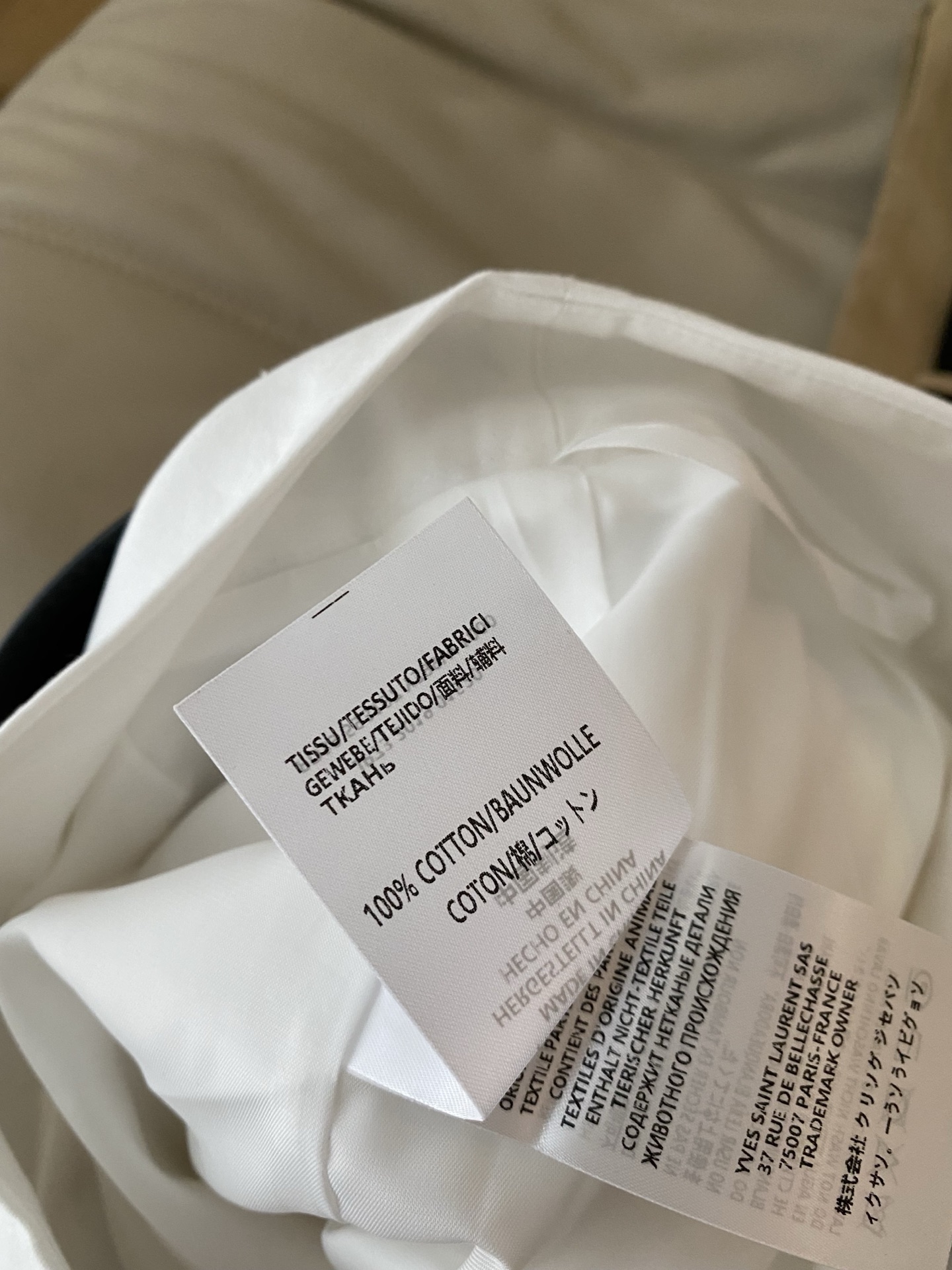 26SS 早春新款腰带款A字半身裙采用利落高腰A字修身廓形，经典白/卡其色黑色自带高级滤镜，腰带装饰设计