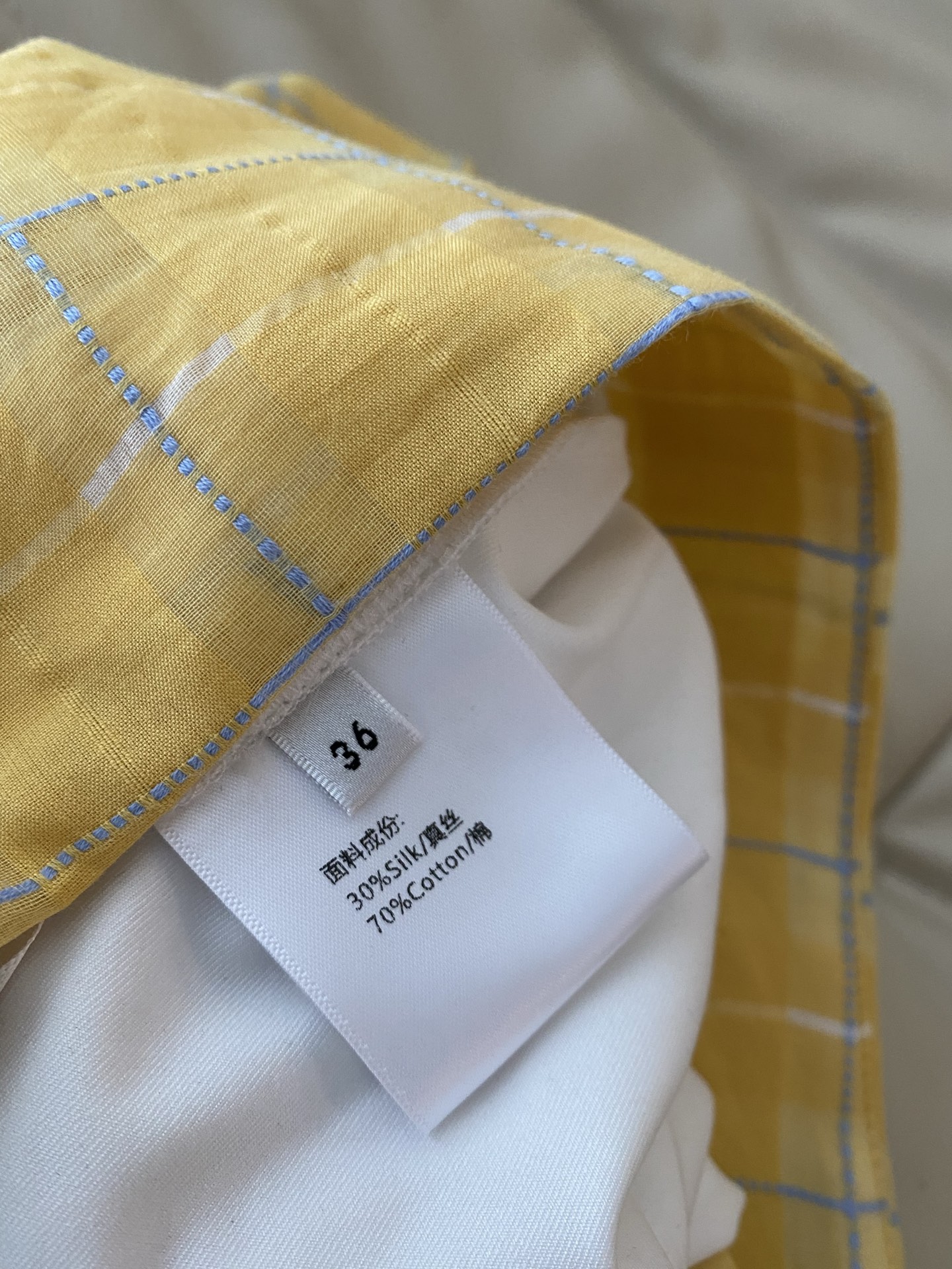 26SS 早春新款黄格纹A字半身裙利落高腰剪裁勾勒纤细腰线，短款版型暗藏小心机，清新格纹还原元气少女氛围