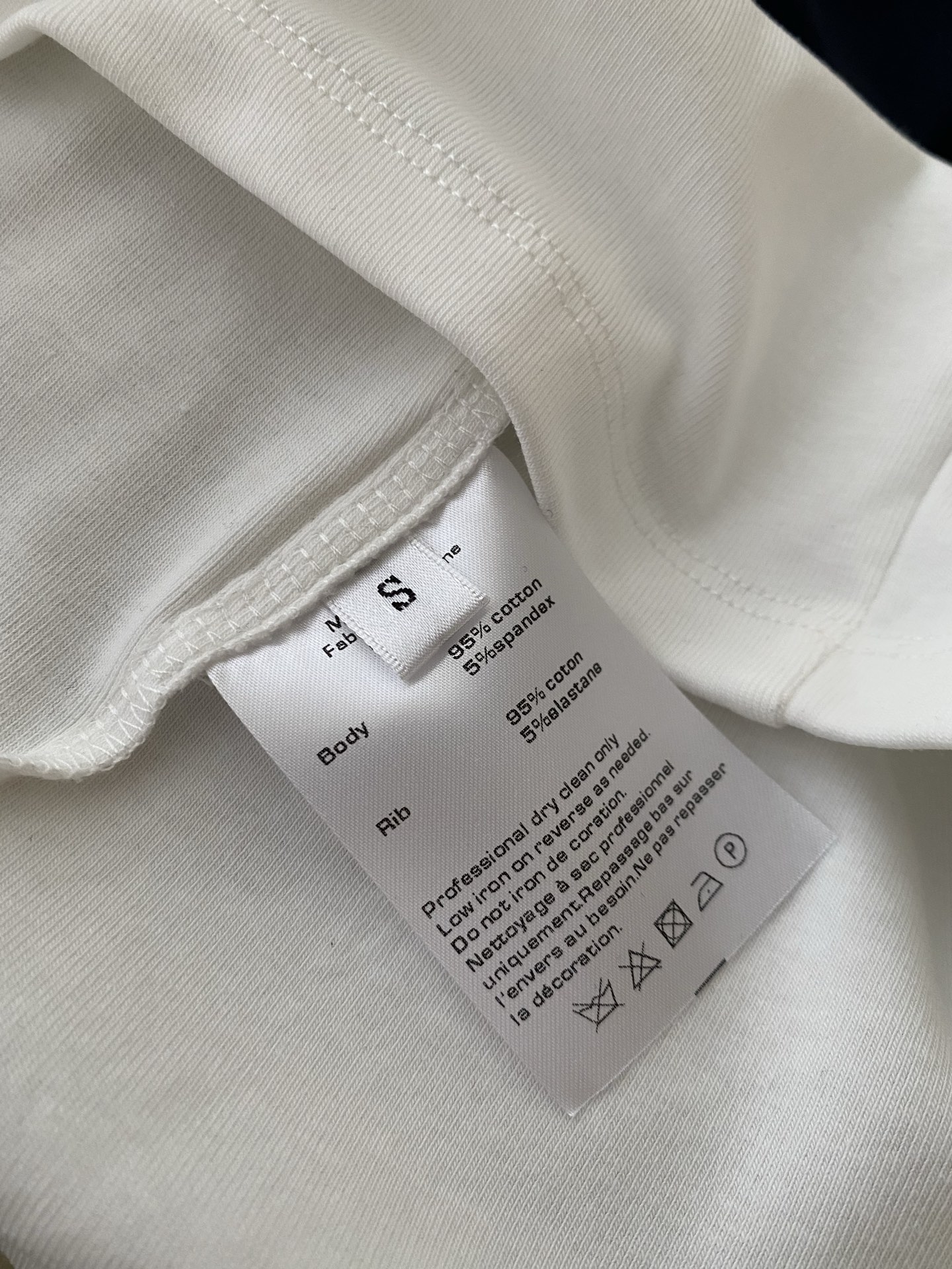 26SS 春夏新款趣味动物印花手工串珠短袖T恤经典圆领剪裁搭配简约印花手工串珠设计，基础版型暗藏俏皮小心
