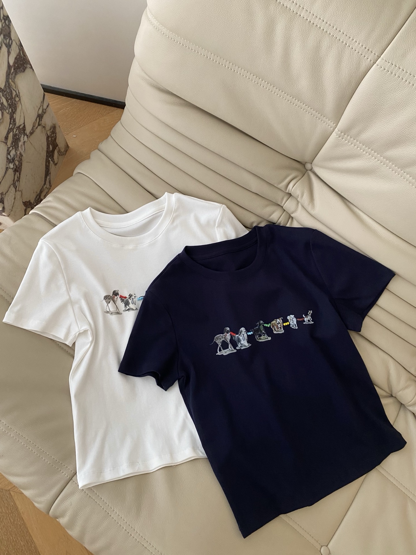 26SS 春夏新款趣味动物印花手工串珠短袖T恤经典圆领剪裁搭配简约印花手工串珠设计，基础版型暗藏俏皮小心