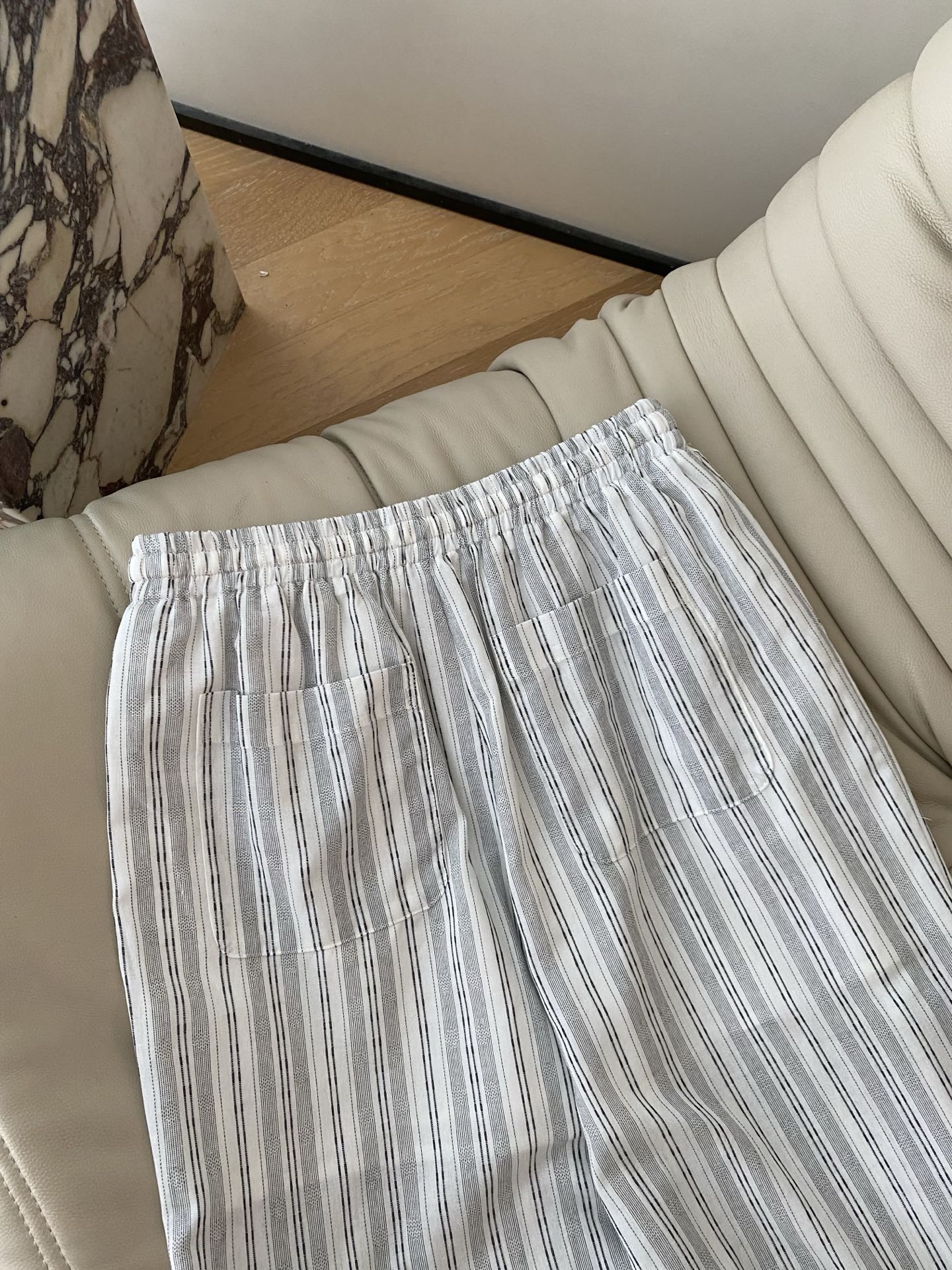 26SS 早春新款肌理感条纹阔腿裤 采用垂坠大阔腿版型打造慵懒氛围感，清新米/深灰条纹自带温柔滤镜；抽绳