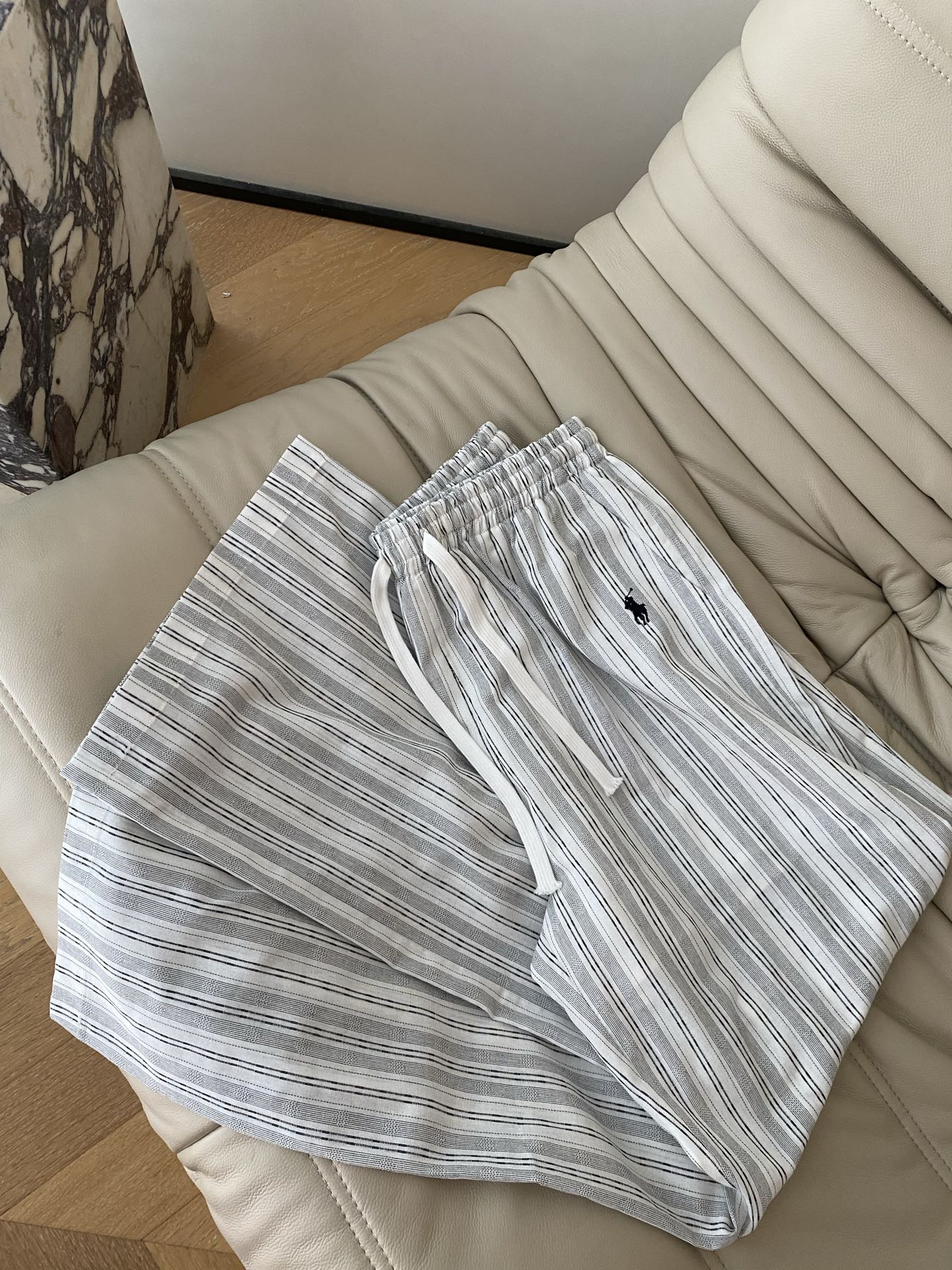 26SS 早春新款肌理感条纹阔腿裤 采用垂坠大阔腿版型打造慵懒氛围感，清新米/深灰条纹自带温柔滤镜；抽绳
