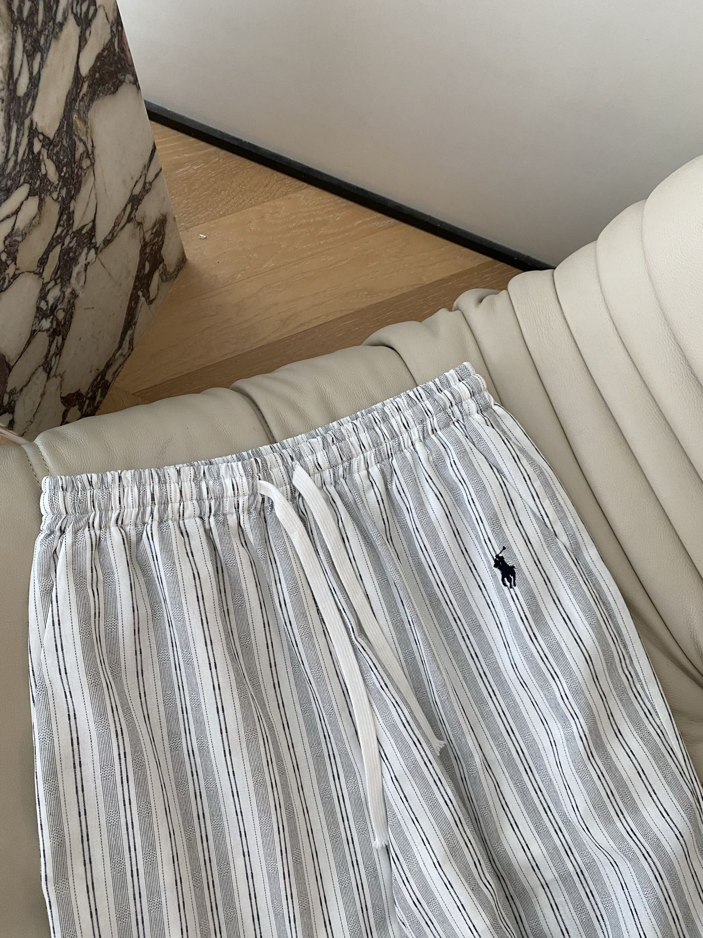 26SS 早春新款肌理感条纹阔腿裤 采用垂坠大阔腿版型打造慵懒氛围感，清新米/深灰条纹自带温柔滤镜；抽绳