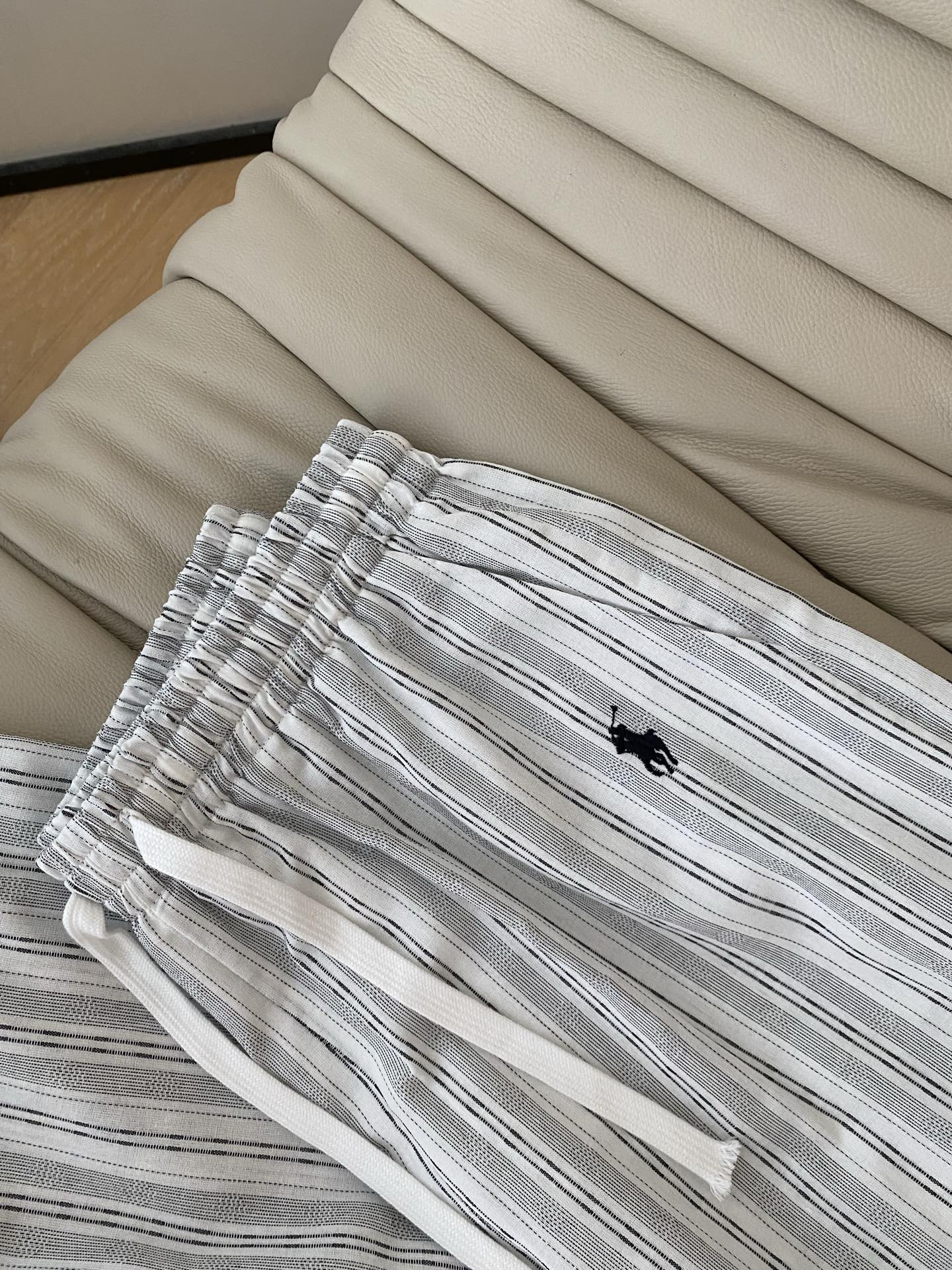 26SS 早春新款肌理感条纹阔腿裤 采用垂坠大阔腿版型打造慵懒氛围感，清新米/深灰条纹自带温柔滤镜；抽绳