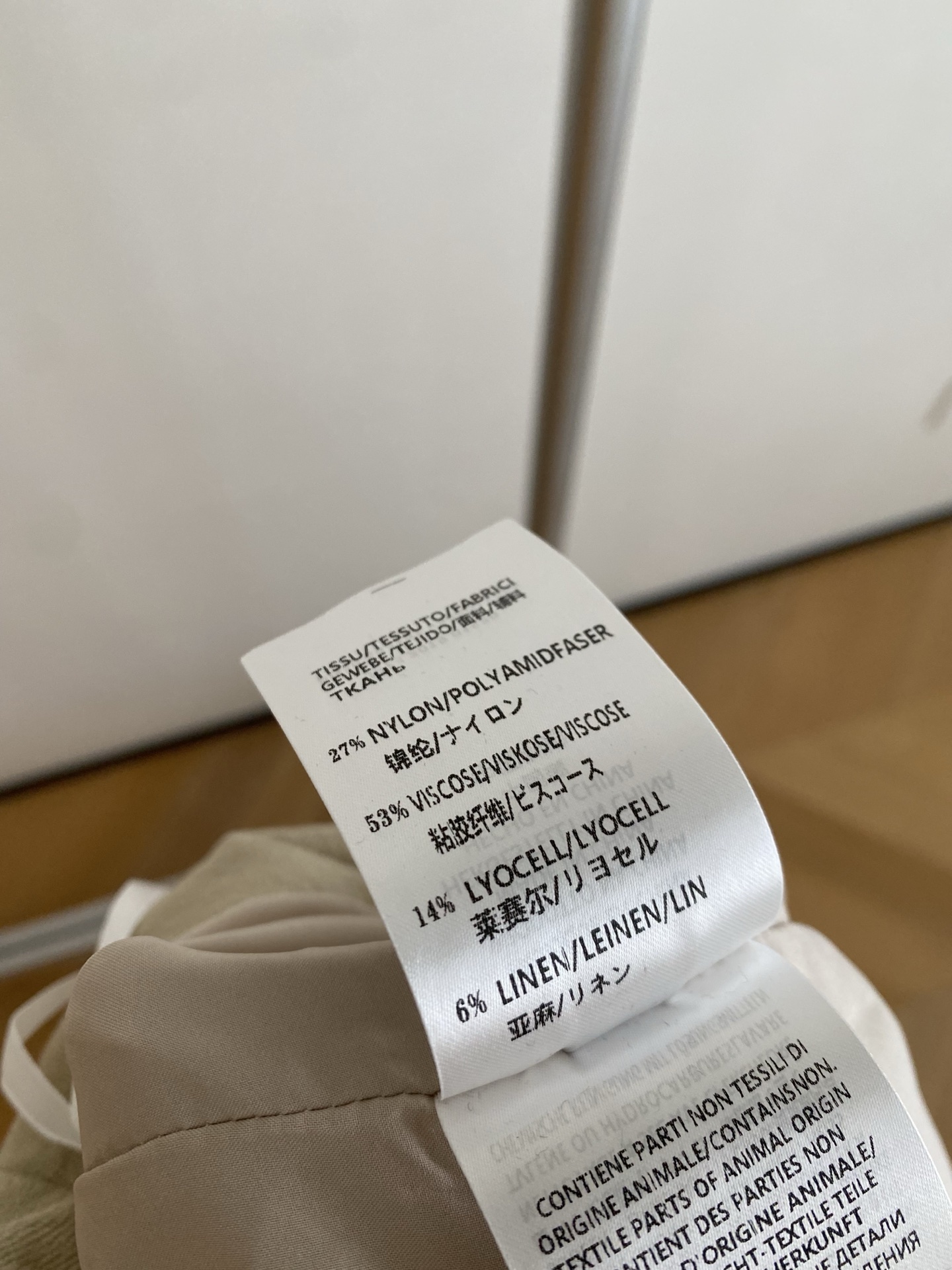 26SS 早春新款链条装饰高腰阔腿裤采用利落高腰压褶阔腿廓形，经典米杏色自带松弛高级滤镜，可拆卸虎眼石链
