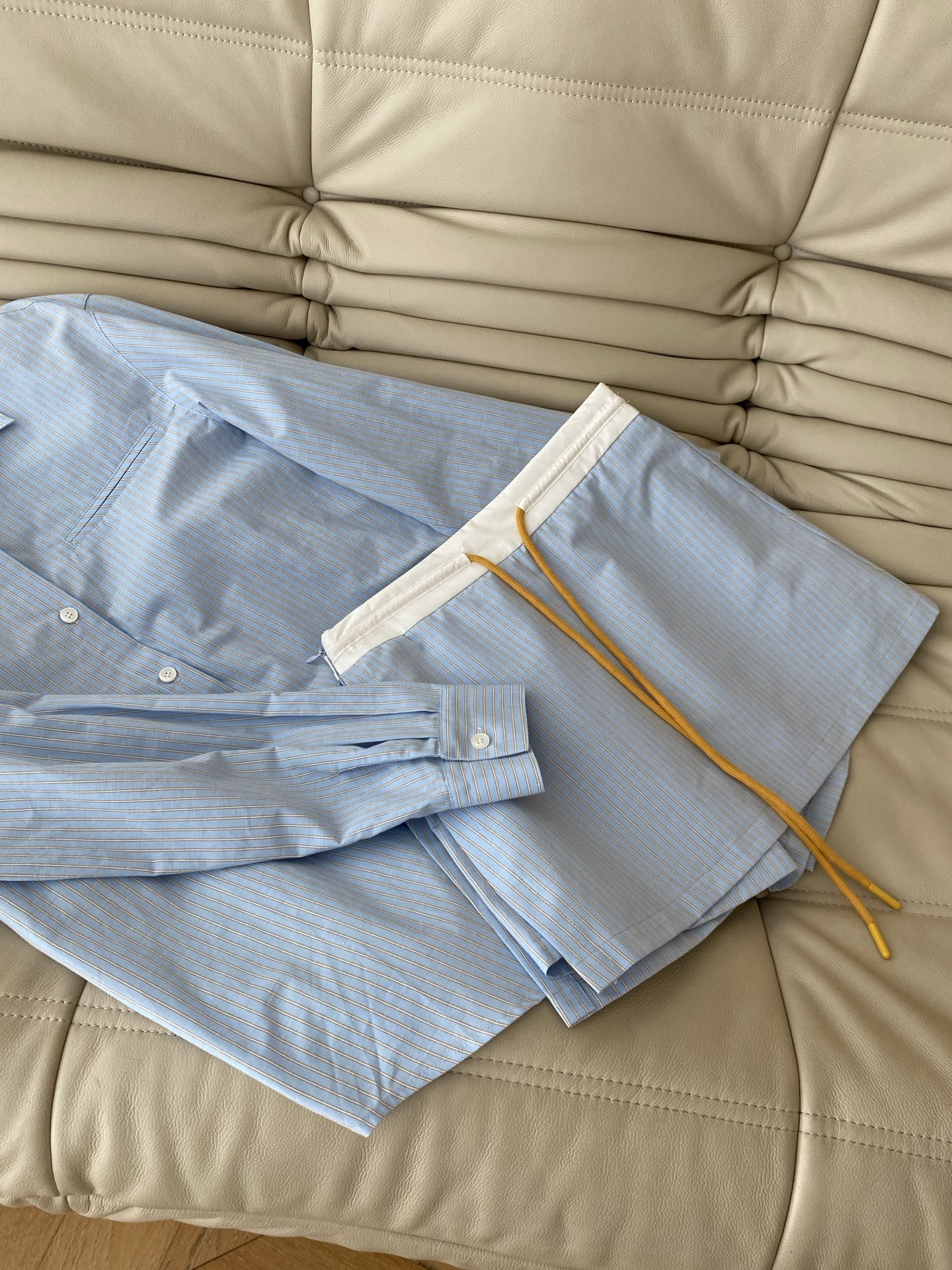 26SS 早春新款肌理感条纹衬衫裙裤套装 采用清爽蓝白细条纹打造松弛通勤感，宽松落肩衬衫+假两件百褶裙裤