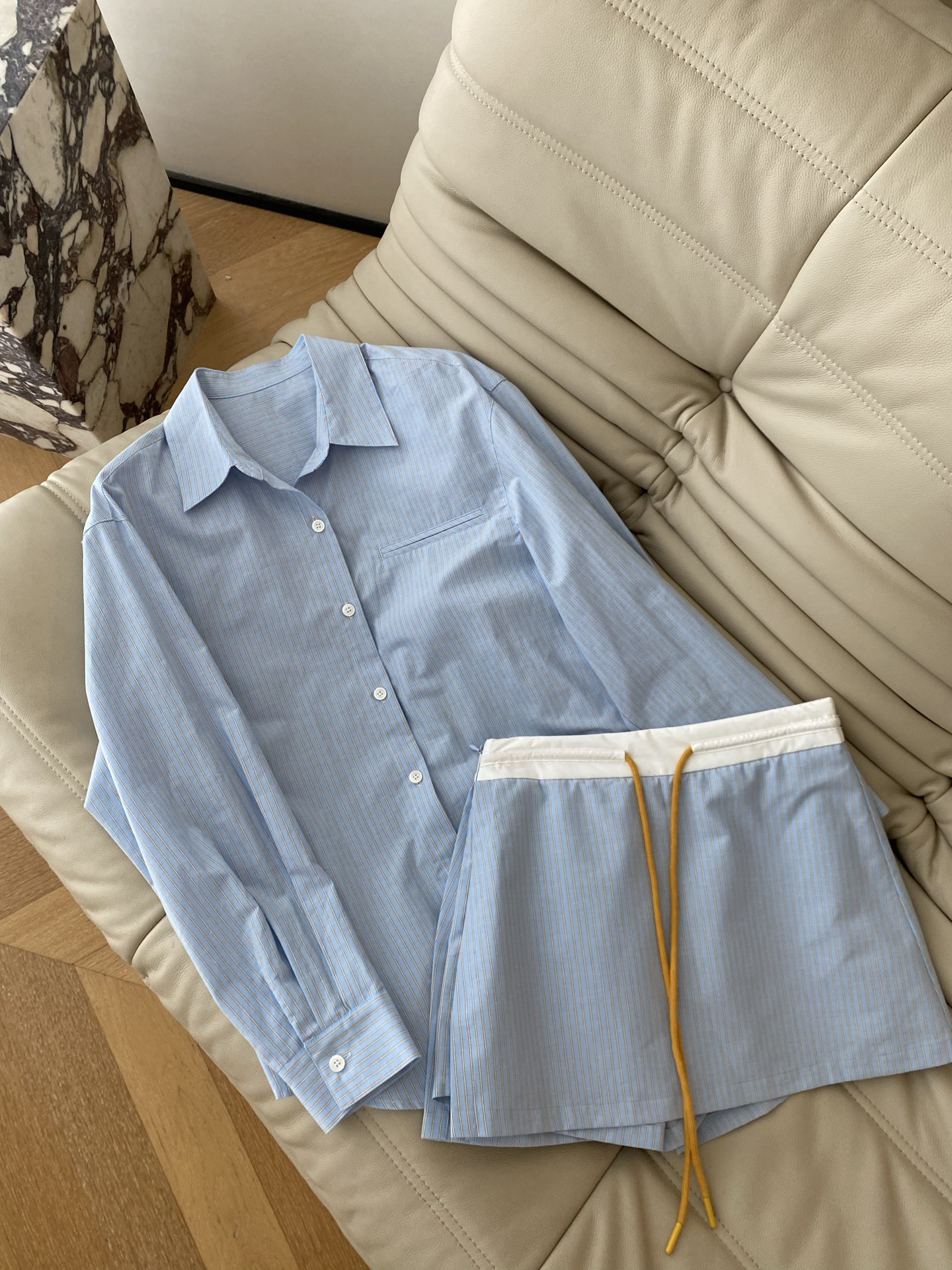 26SS 早春新款肌理感条纹衬衫裙裤套装 采用清爽蓝白细条纹打造松弛通勤感，宽松落肩衬衫+假两件百褶裙裤