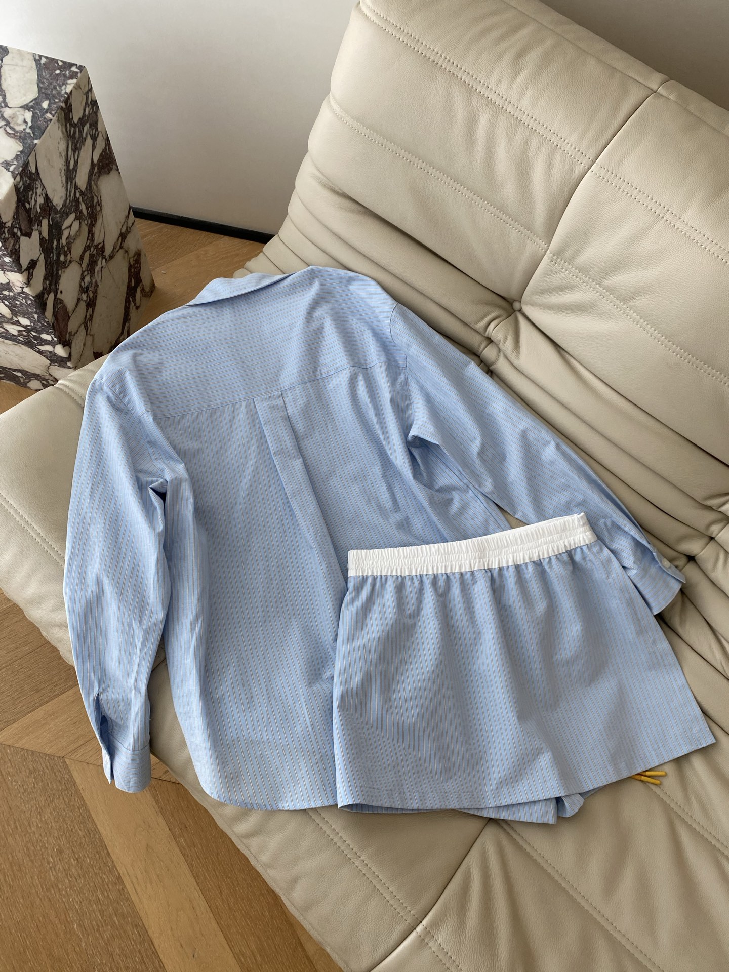 26SS 早春新款肌理感条纹衬衫裙裤套装 采用清爽蓝白细条纹打造松弛通勤感，宽松落肩衬衫+假两件百褶裙裤