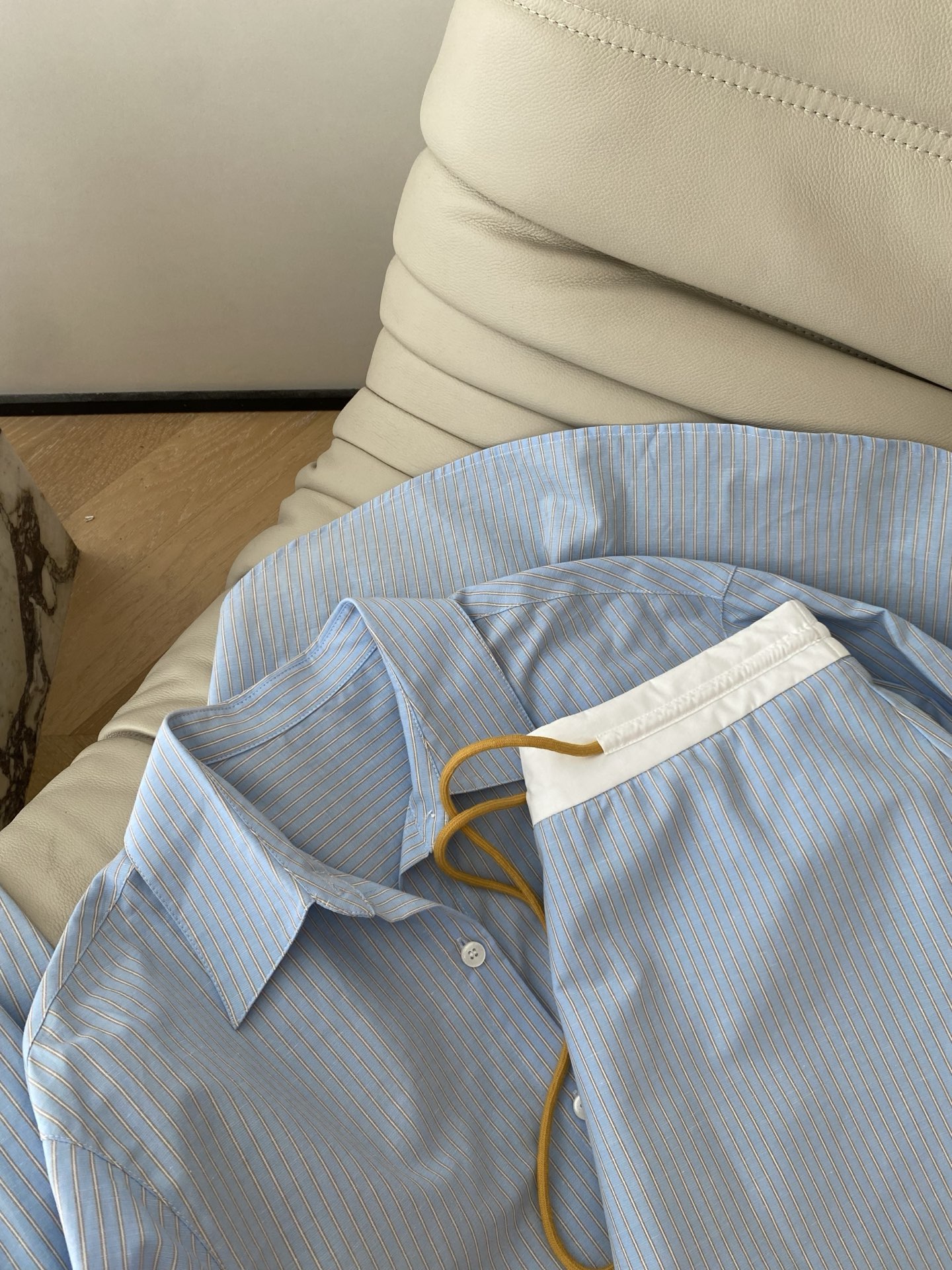 26SS 早春新款肌理感条纹衬衫裙裤套装 采用清爽蓝白细条纹打造松弛通勤感，宽松落肩衬衫+假两件百褶裙裤