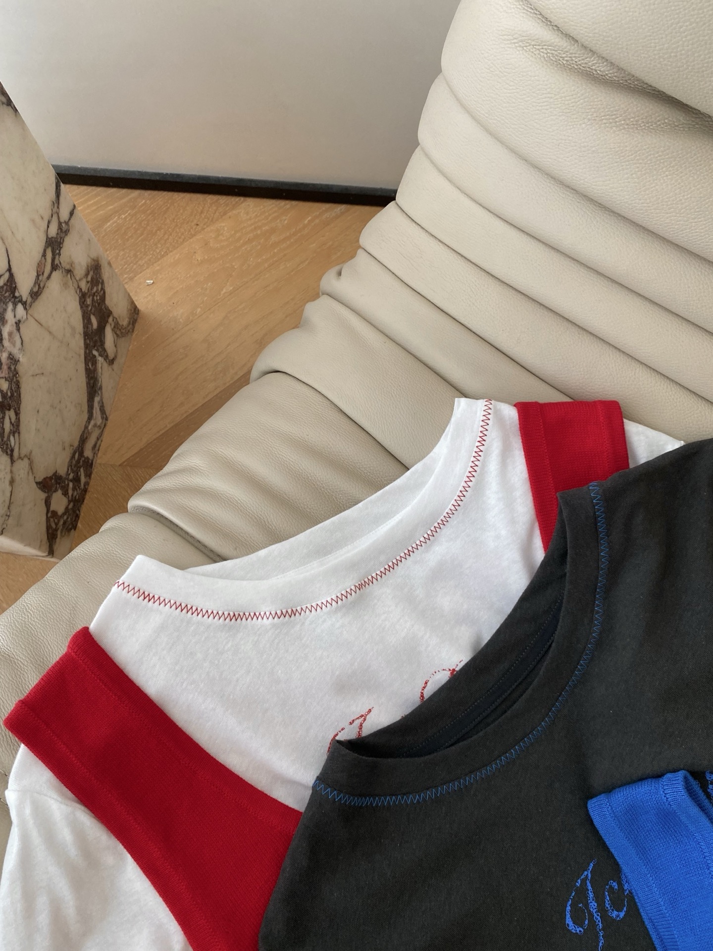 26SS 早春新款红色叠穿针织背心套装 采用针织背心+纯色T恤的叠穿廓形打造元气氛围感，正红配色自带热烈