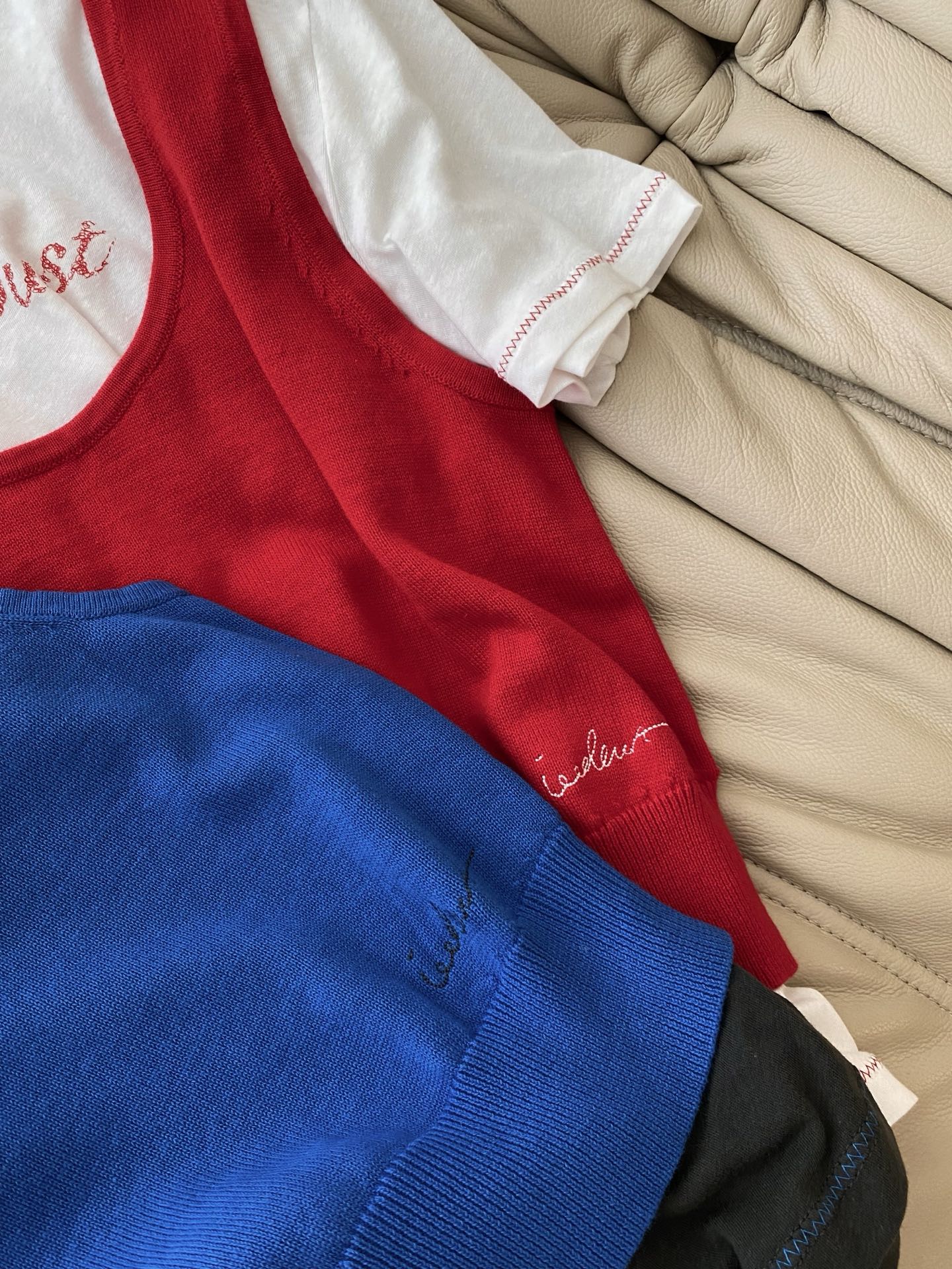 26SS 早春新款红色叠穿针织背心套装 采用针织背心+纯色T恤的叠穿廓形打造元气氛围感，正红配色自带热烈