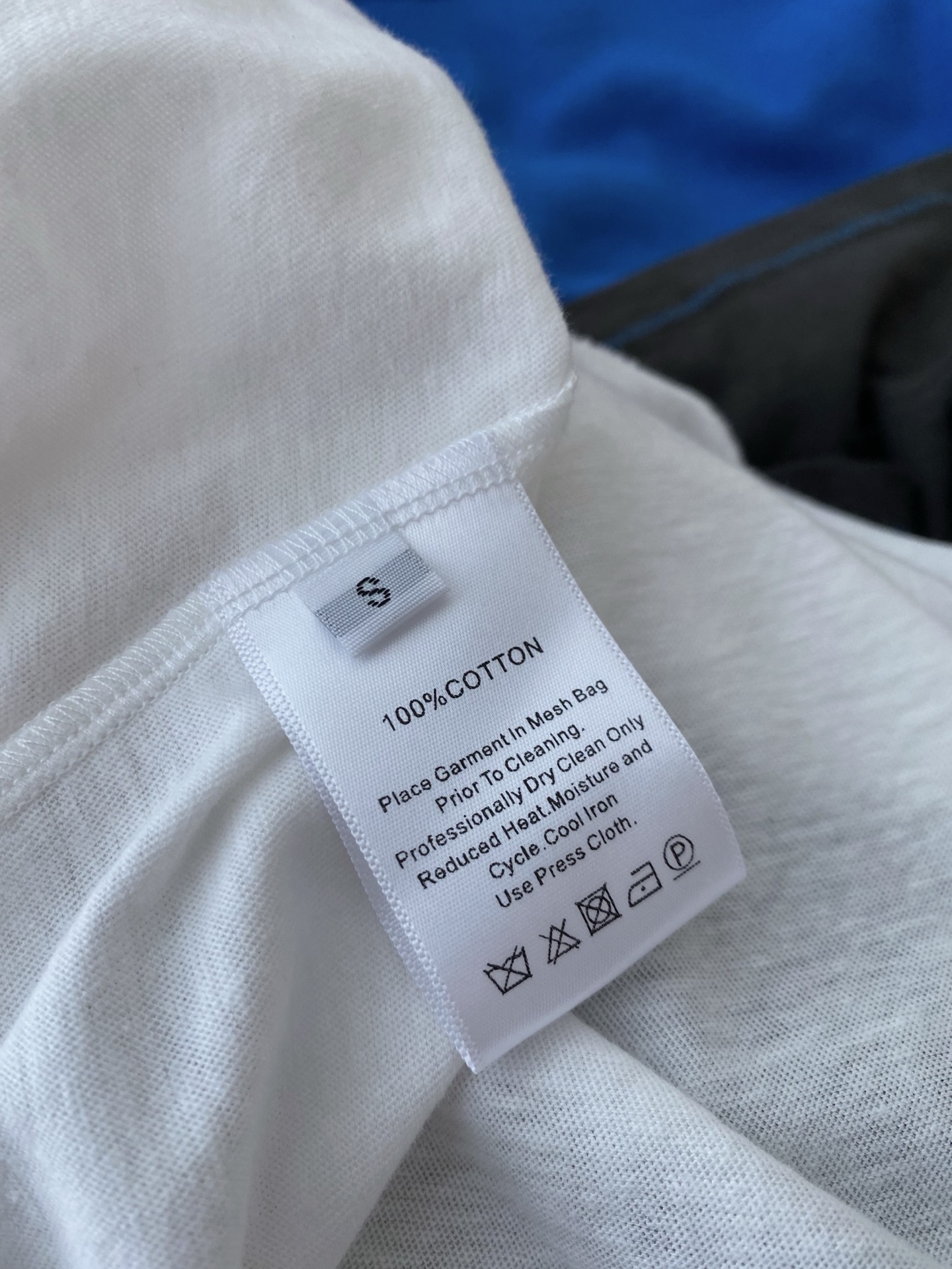 26SS 早春新款红色叠穿针织背心套装 采用针织背心+纯色T恤的叠穿廓形打造元气氛围感，正红配色自带热烈