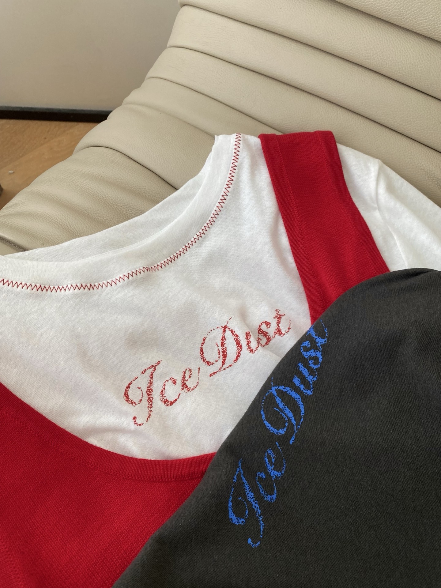 26SS 早春新款红色叠穿针织背心套装 采用针织背心+纯色T恤的叠穿廓形打造元气氛围感，正红配色自带热烈