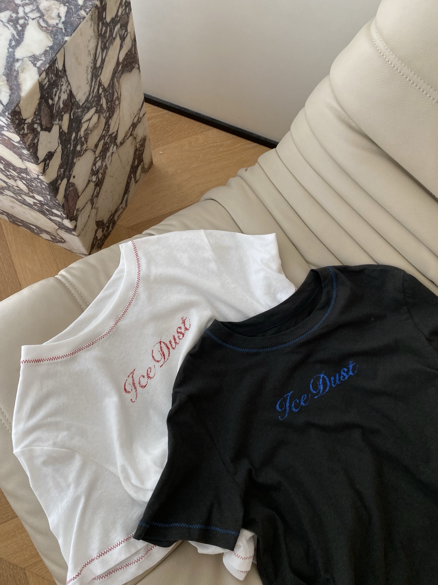 26SS 早春新款红色叠穿针织背心套装 采用针织背心+纯色T恤的叠穿廓形打造元气氛围感，正红配色自带热烈