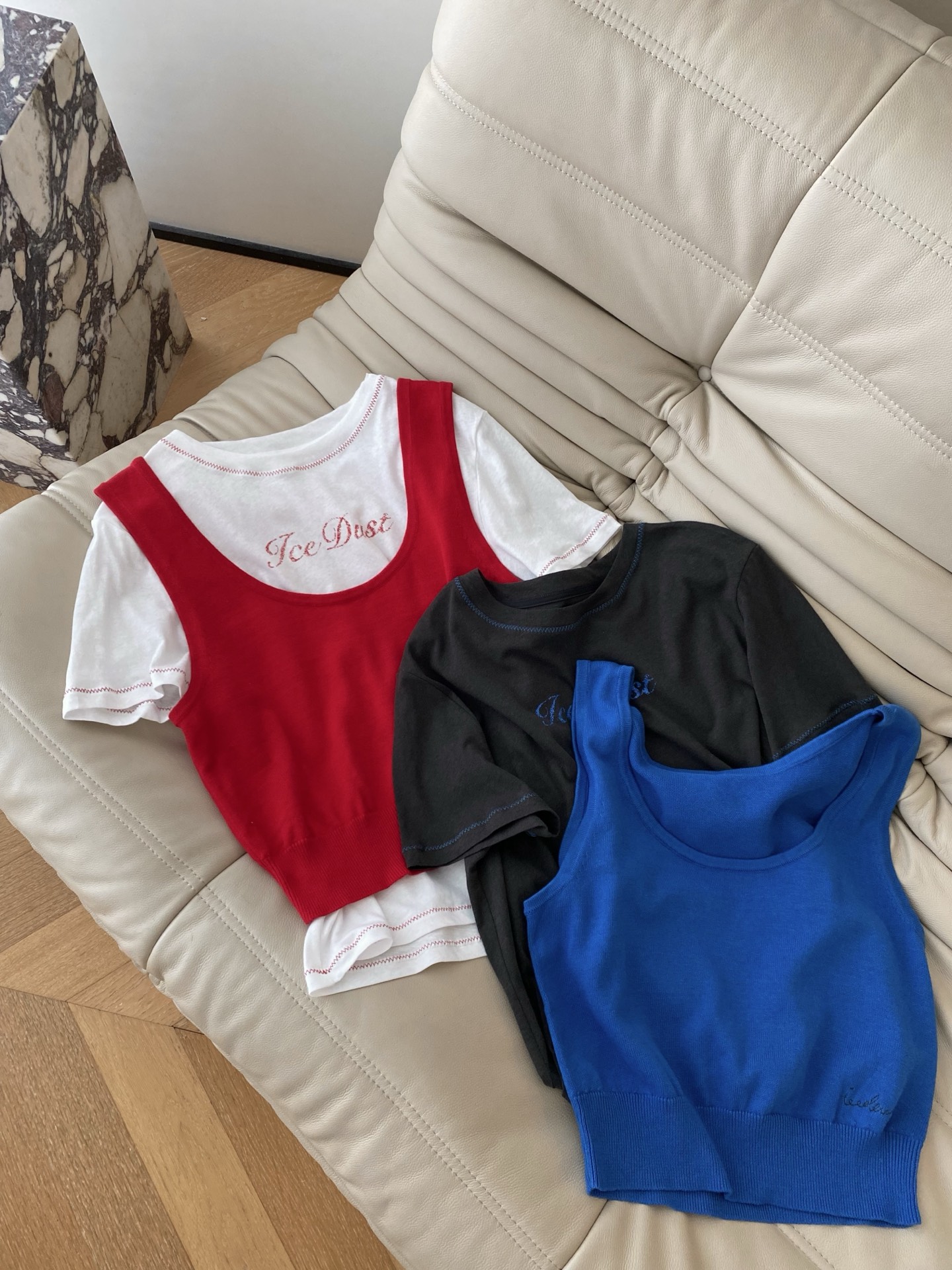 26SS 早春新款红色叠穿针织背心套装 采用针织背心+纯色T恤的叠穿廓形打造元气氛围感，正红配色自带热烈