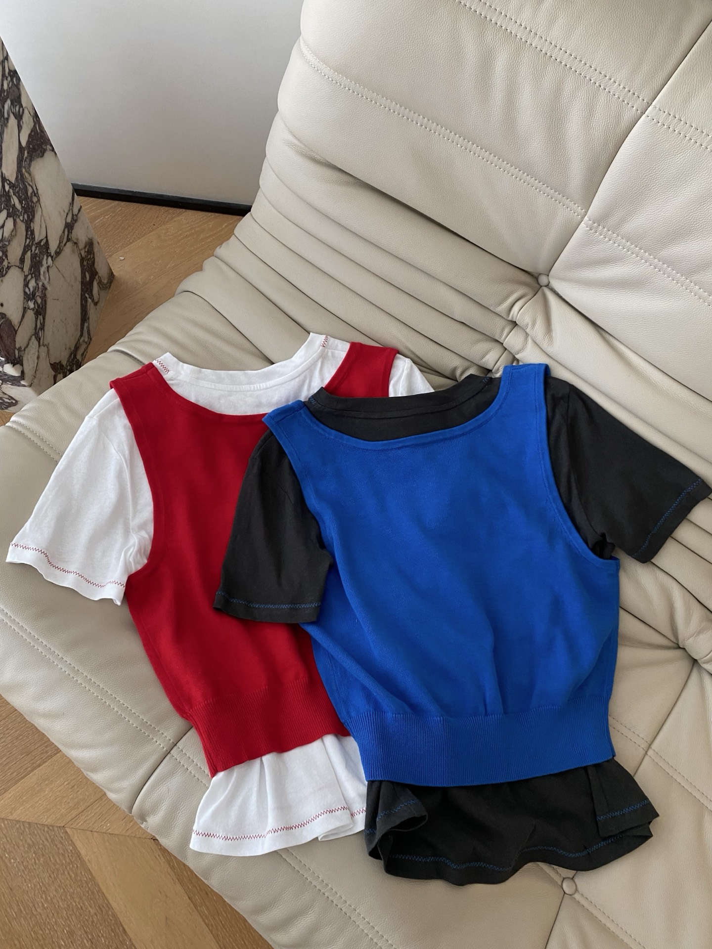 26SS 早春新款红色叠穿针织背心套装 采用针织背心+纯色T恤的叠穿廓形打造元气氛围感，正红配色自带热烈