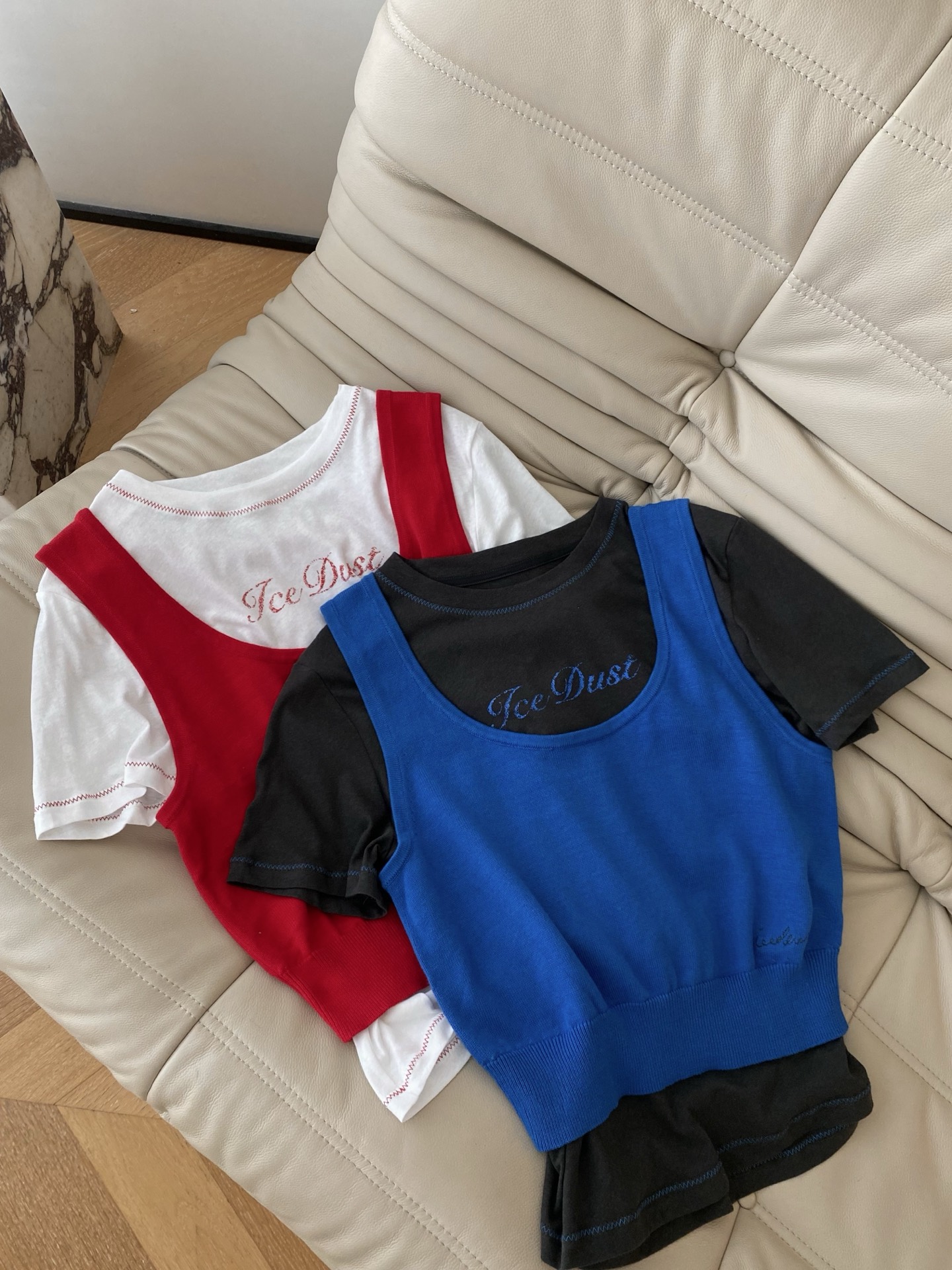 26SS 早春新款红色叠穿针织背心套装 采用针织背心+纯色T恤的叠穿廓形打造元气氛围感，正红配色自带热烈