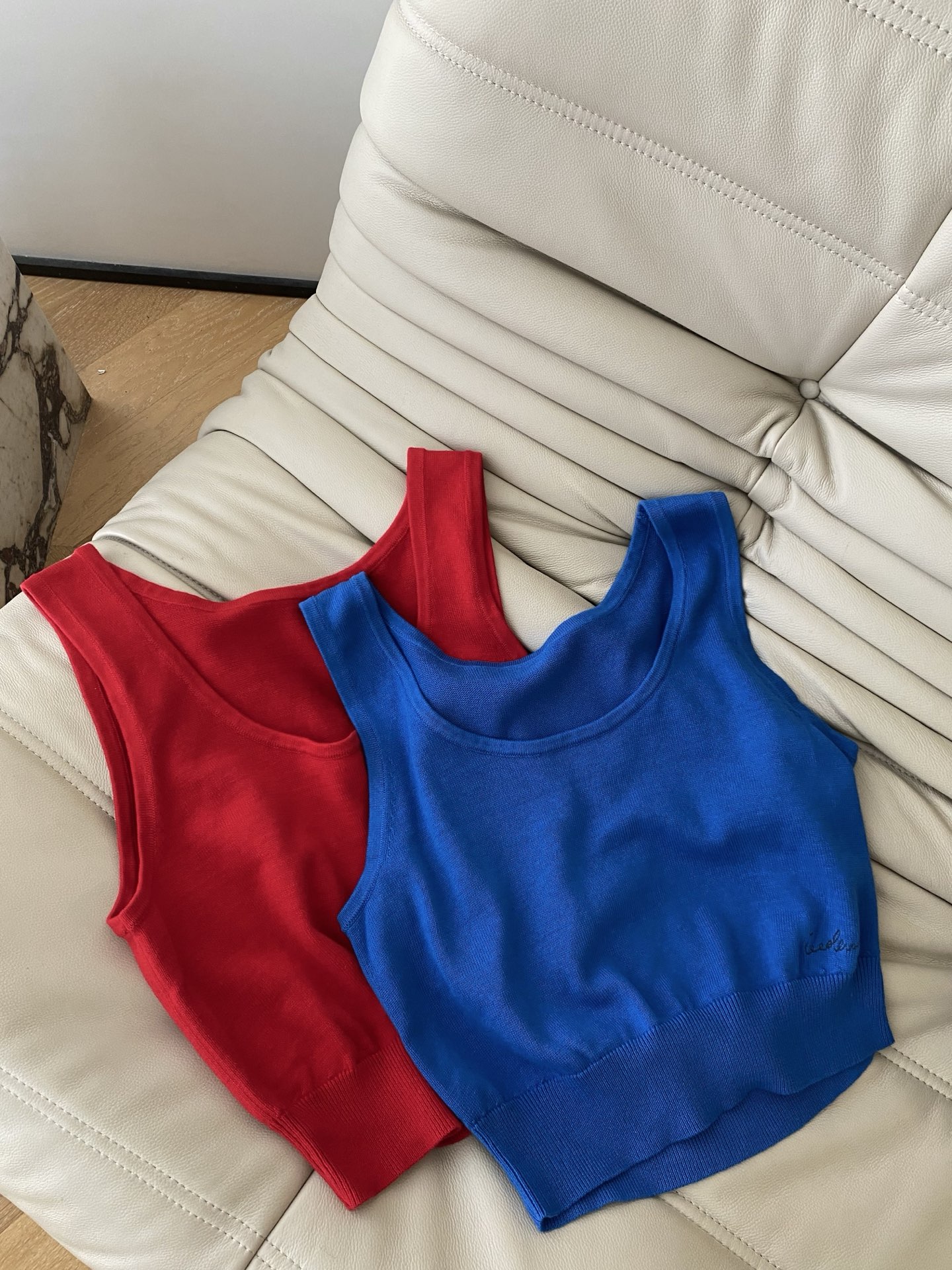 26SS 早春新款红色叠穿针织背心套装 采用针织背心+纯色T恤的叠穿廓形打造元气氛围感，正红配色自带热烈