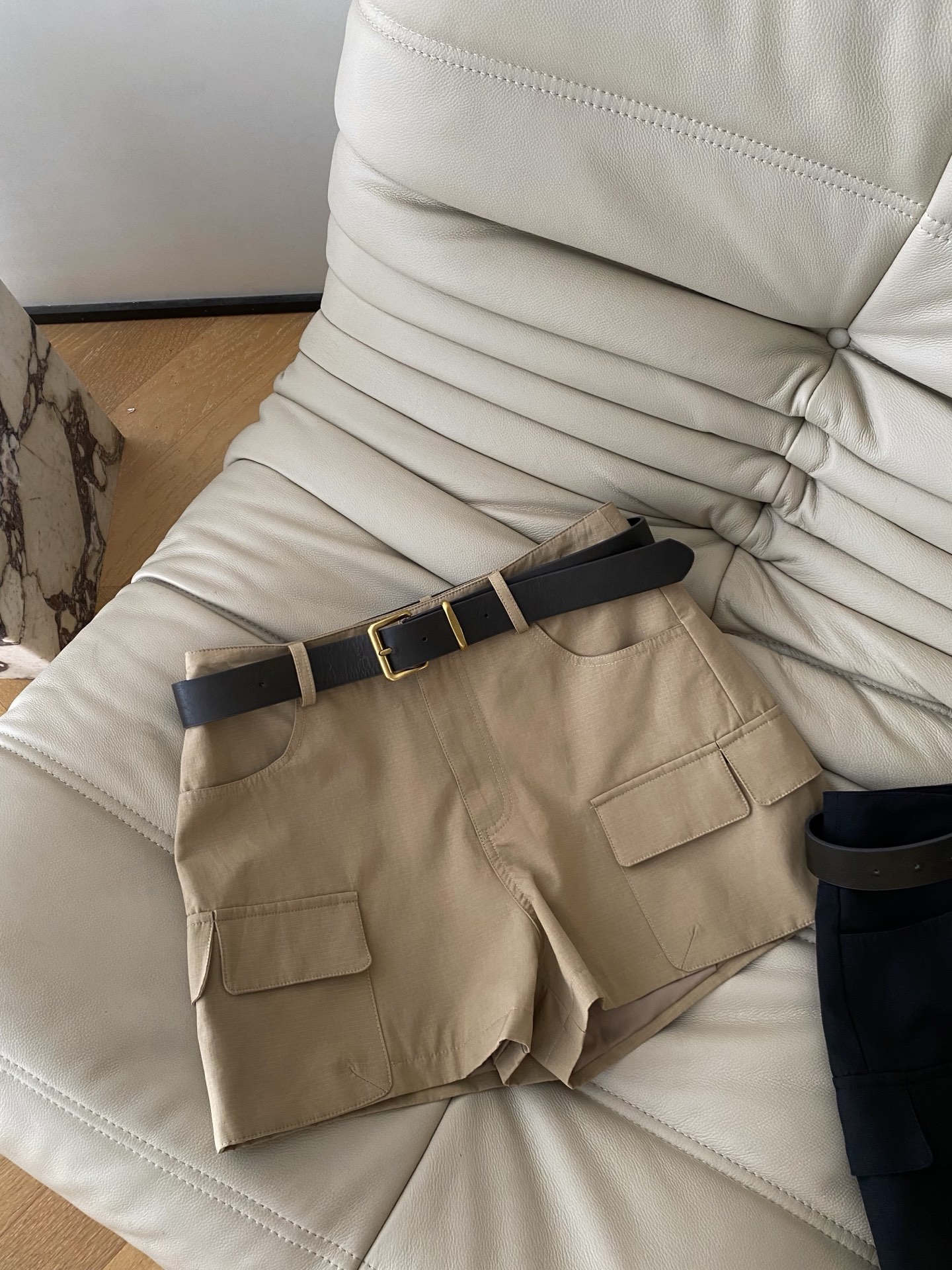 26SS 春夏新款工装风大口袋高腰短裤 经典A字高腰剪裁搭配大口袋设计，利落版型暗藏飒爽小心机，同色系腰