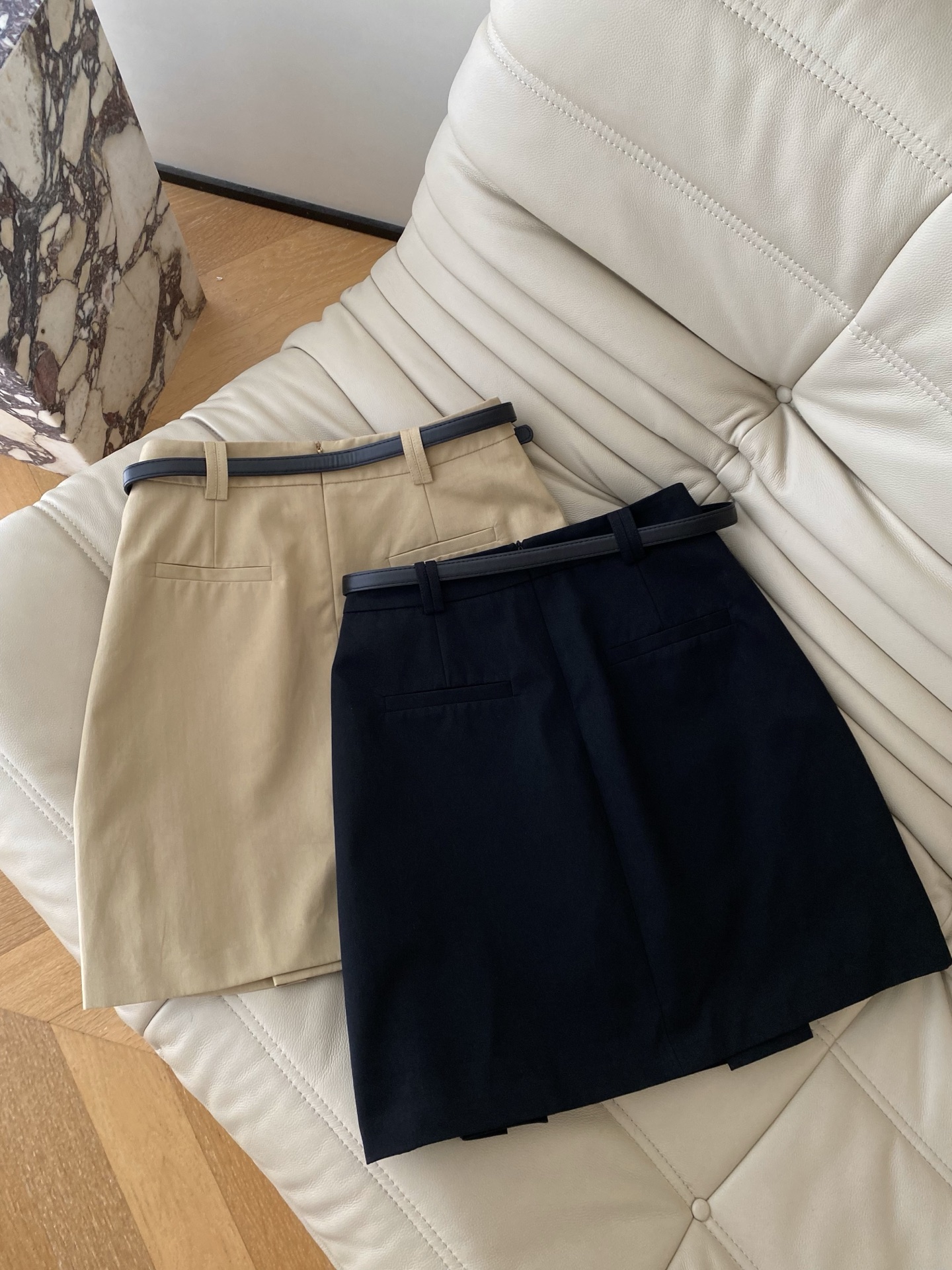 26SS 早春新款系带压褶半身裙 采用利落A字廓形打造高挑比例，经典纯黑配色自带高级滤镜，侧边开叉+腰带