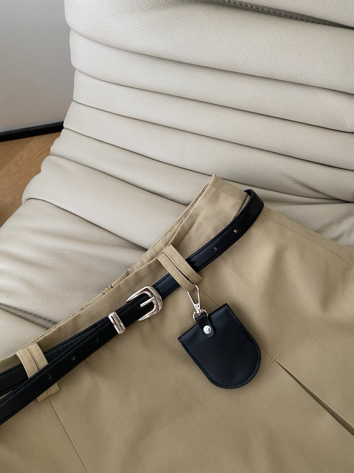 26SS 早春新款系带压褶半身裙 采用利落A字廓形打造高挑比例，经典纯黑配色自带高级滤镜，侧边开叉+腰带