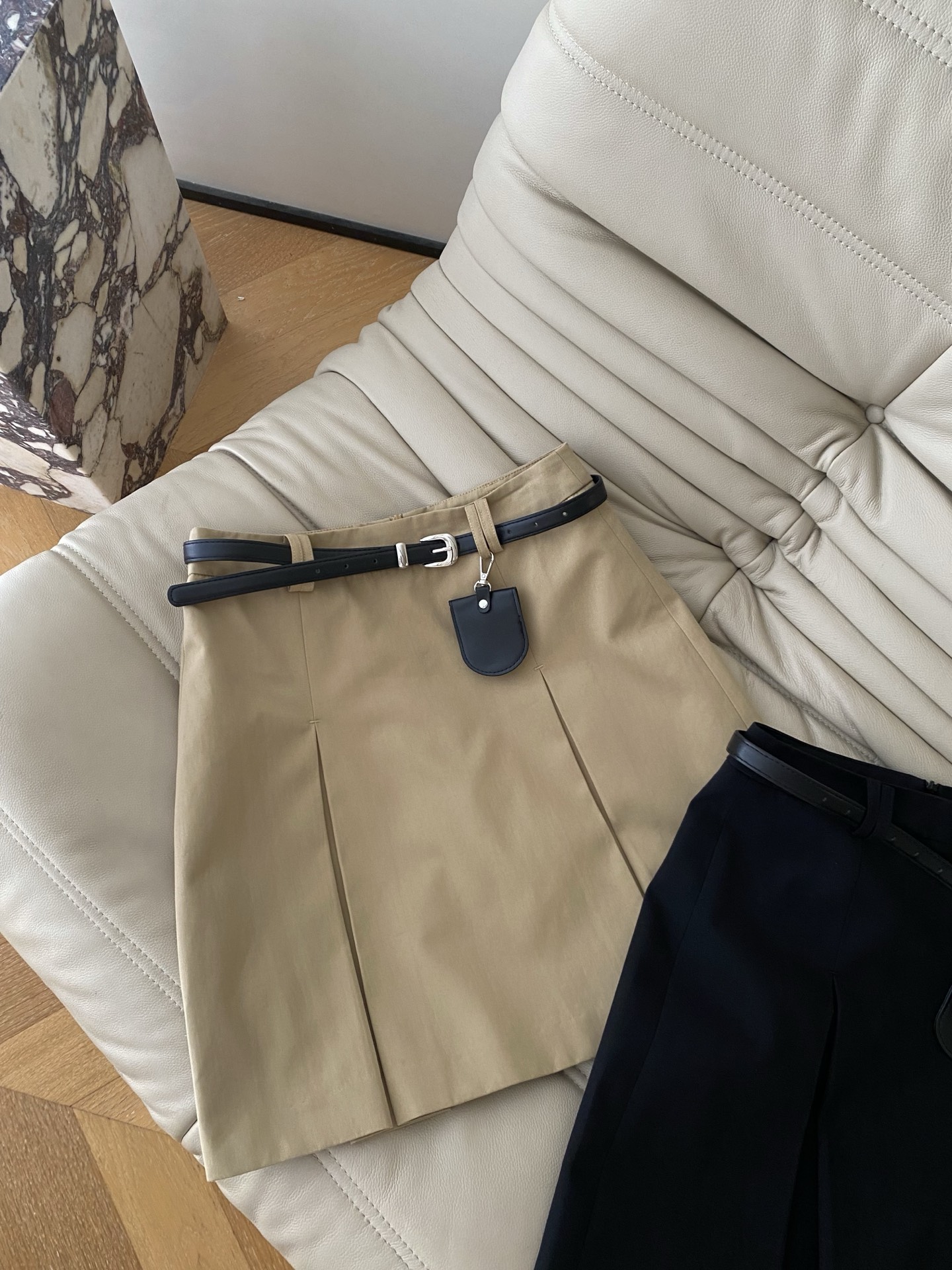 26SS 早春新款系带压褶半身裙 采用利落A字廓形打造高挑比例，经典纯黑配色自带高级滤镜，侧边开叉+腰带