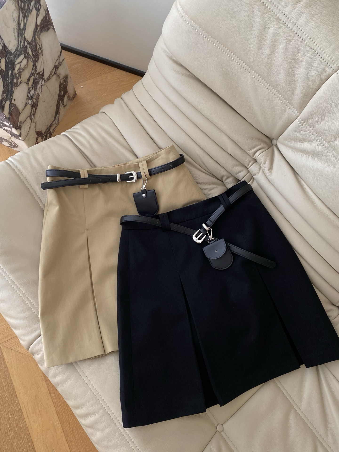 26SS 早春新款系带压褶半身裙 采用利落A字廓形打造高挑比例，经典纯黑配色自带高级滤镜，侧边开叉+腰带