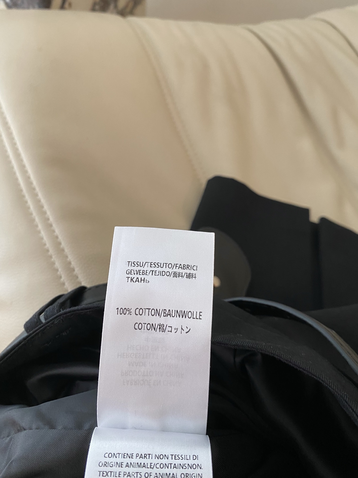 26SS 早春新款系带压褶半身裙 采用利落A字廓形打造高挑比例，经典纯黑配色自带高级滤镜，侧边开叉+腰带