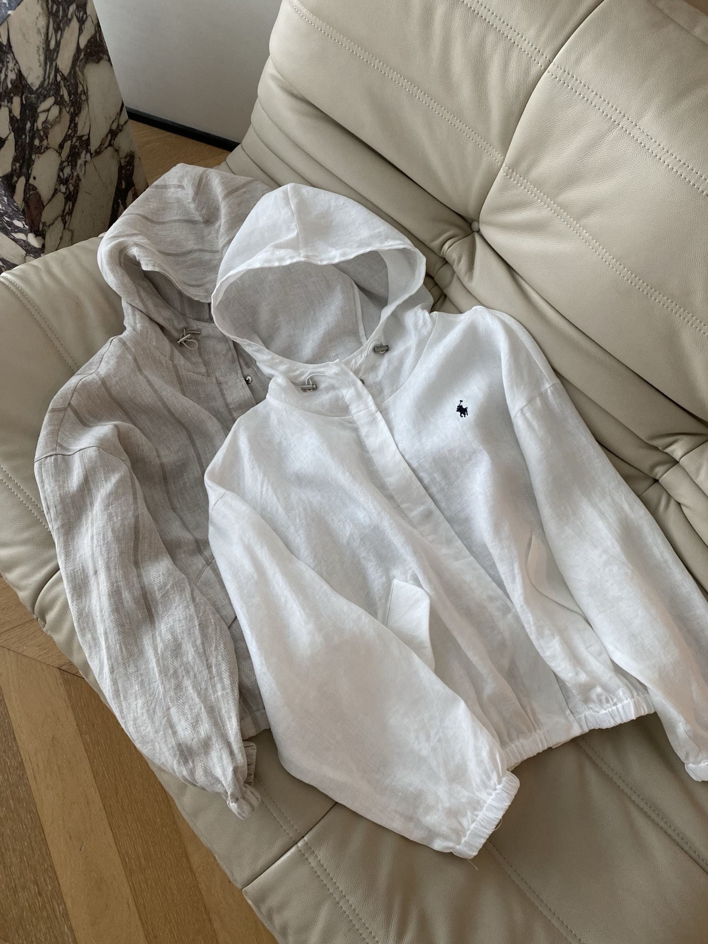 26SS 春夏新款亚麻连帽防晒衫 采用宽松休闲廓形打造松弛氛围感，纯净白/浅灰条纹自带清爽滤镜，连帽抽绳