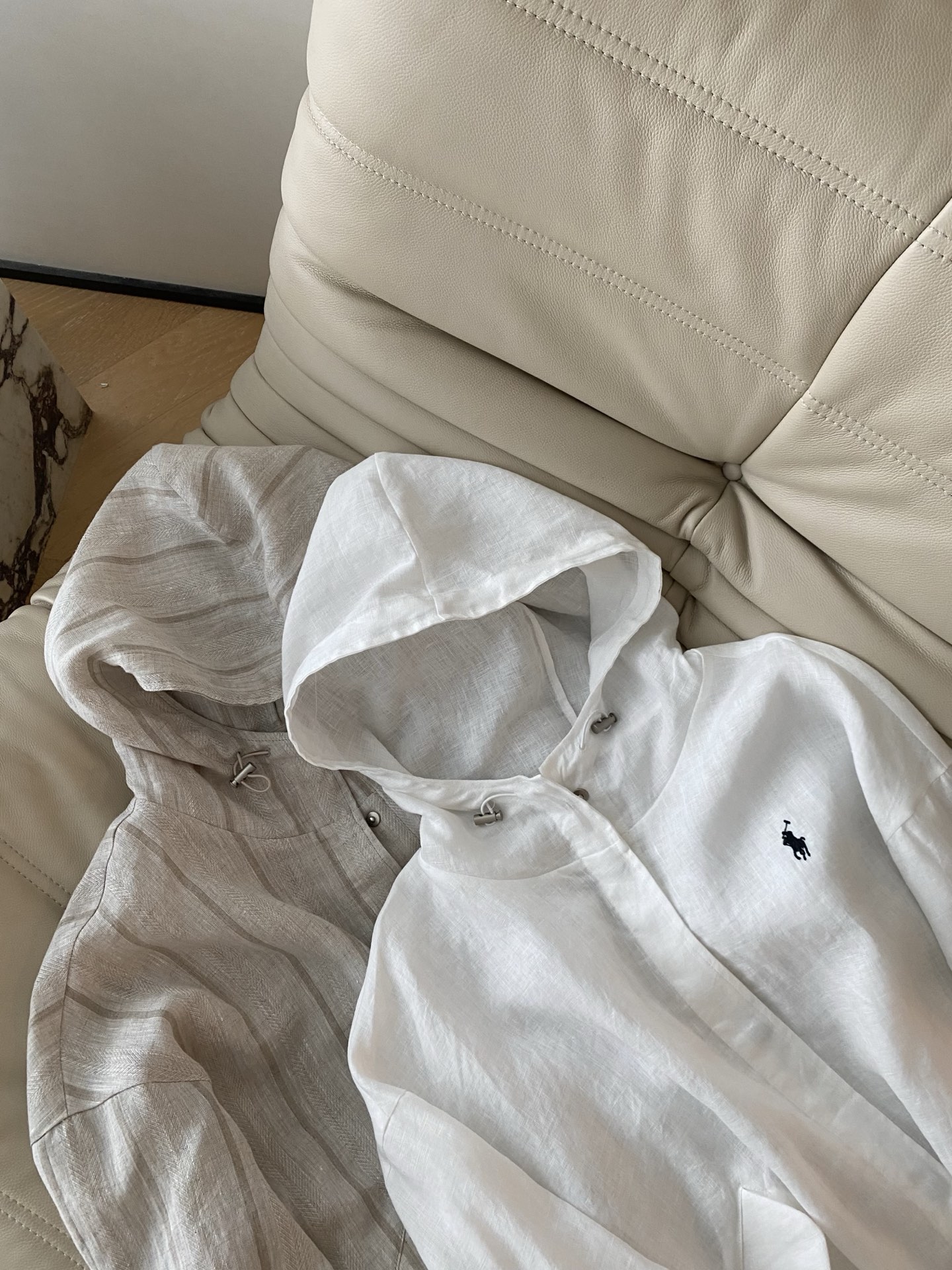 26SS 春夏新款亚麻连帽防晒衫 采用宽松休闲廓形打造松弛氛围感，纯净白/浅灰条纹自带清爽滤镜，连帽抽绳